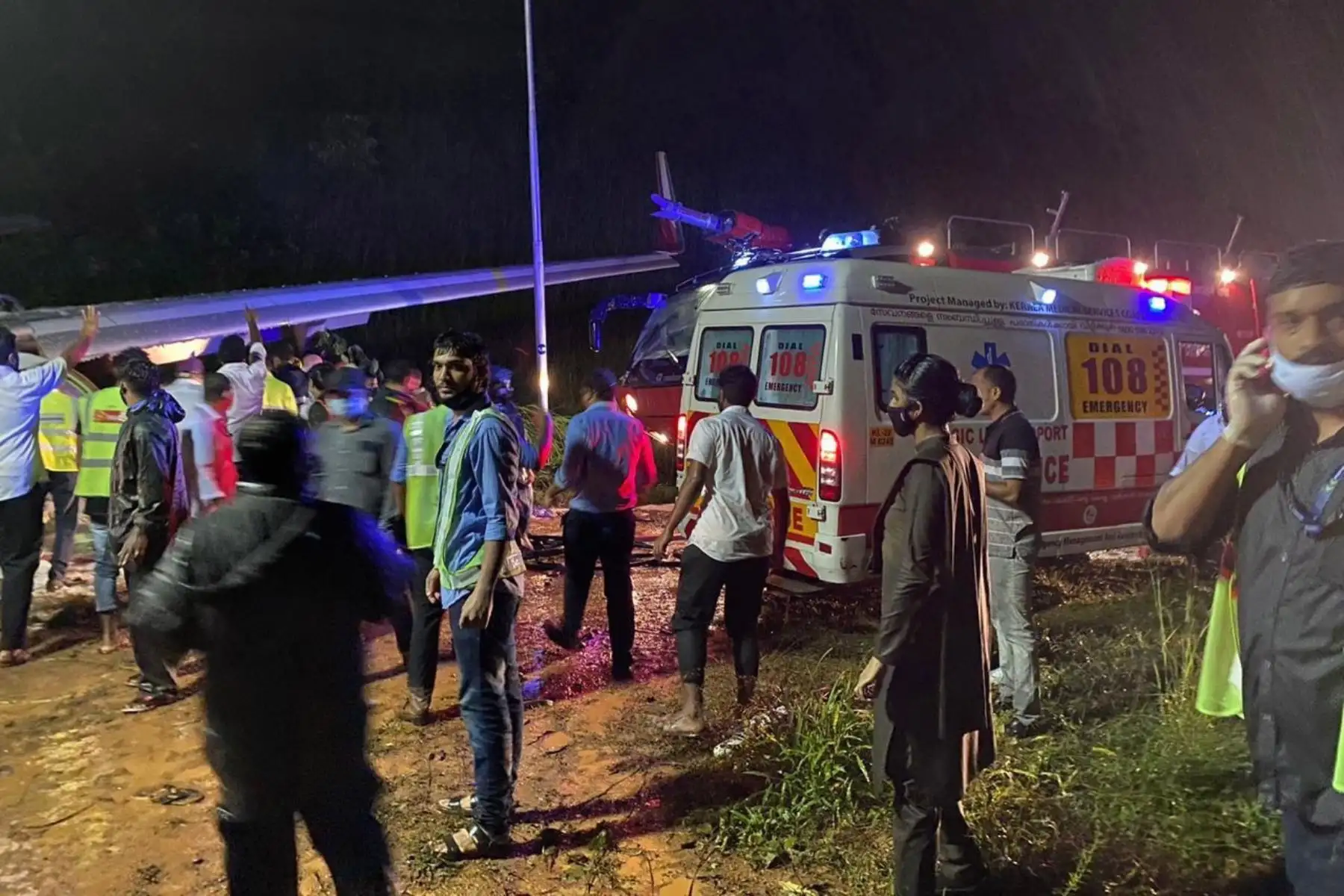 Socorristas inspeccionan los restos de un avión de Air India Express, que transportaba a más de 190 pasajeros y tripulantes desde Dubai. Al menos 17 personas murieron y otras 15 resultaron gravemente heridas cuando un avión de pasajeros patinó fuera de la pista  en la India. 

Foto: AFP