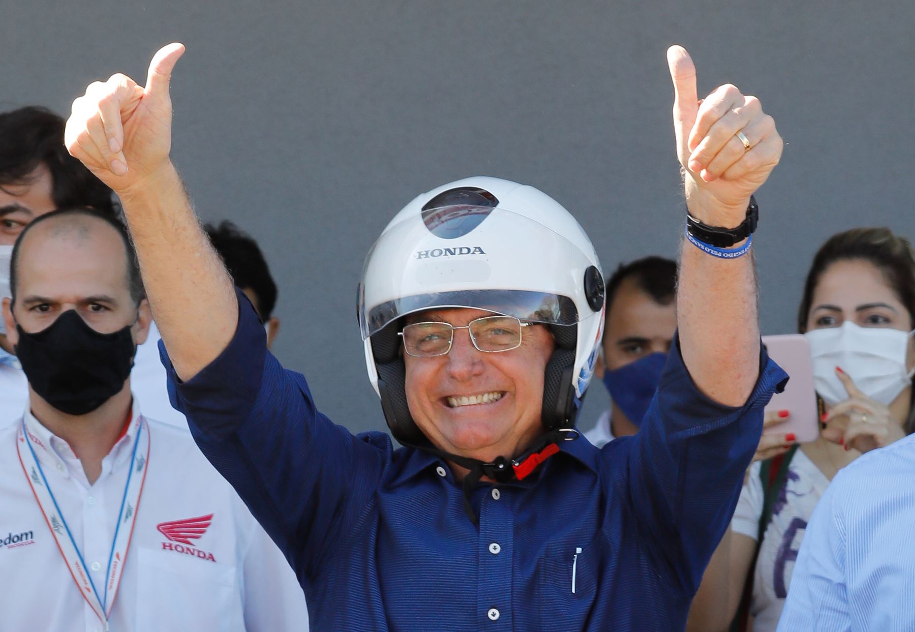 El presidente brasileño, Jair Bolsonaro, hace un gesto de saludo después de salir a dar una vuelta y revisar el motor de su motocicleta después de anunciar que dio negativo en la prueba de COVID-19 más de dos semanas después de ser diagnosticado, en Brasilia. Foto: AFP