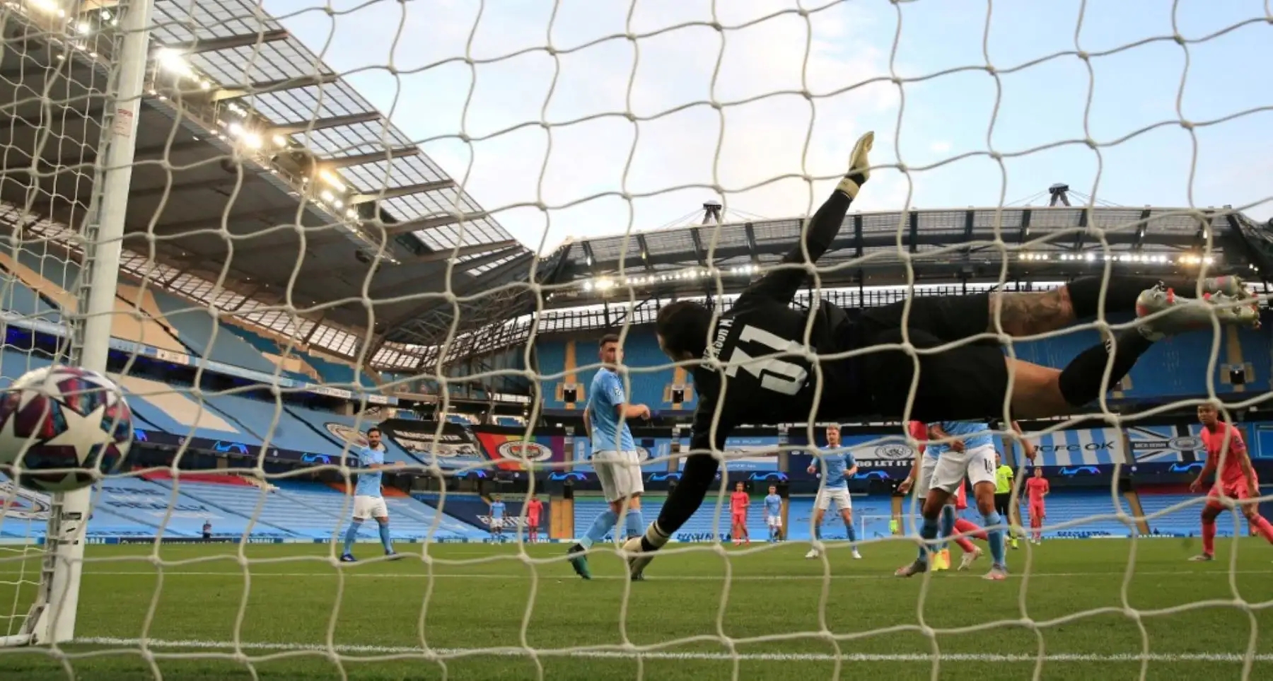 El portero brasileño del Manchester City, Ederson, se zambulle pero no logra salvar un gol del delantero francés del Real Madrid, Karim Benzema, durante el partido de vuelta de los octavos de final de la Liga de Campeones de la UEFA .Foto:AFP