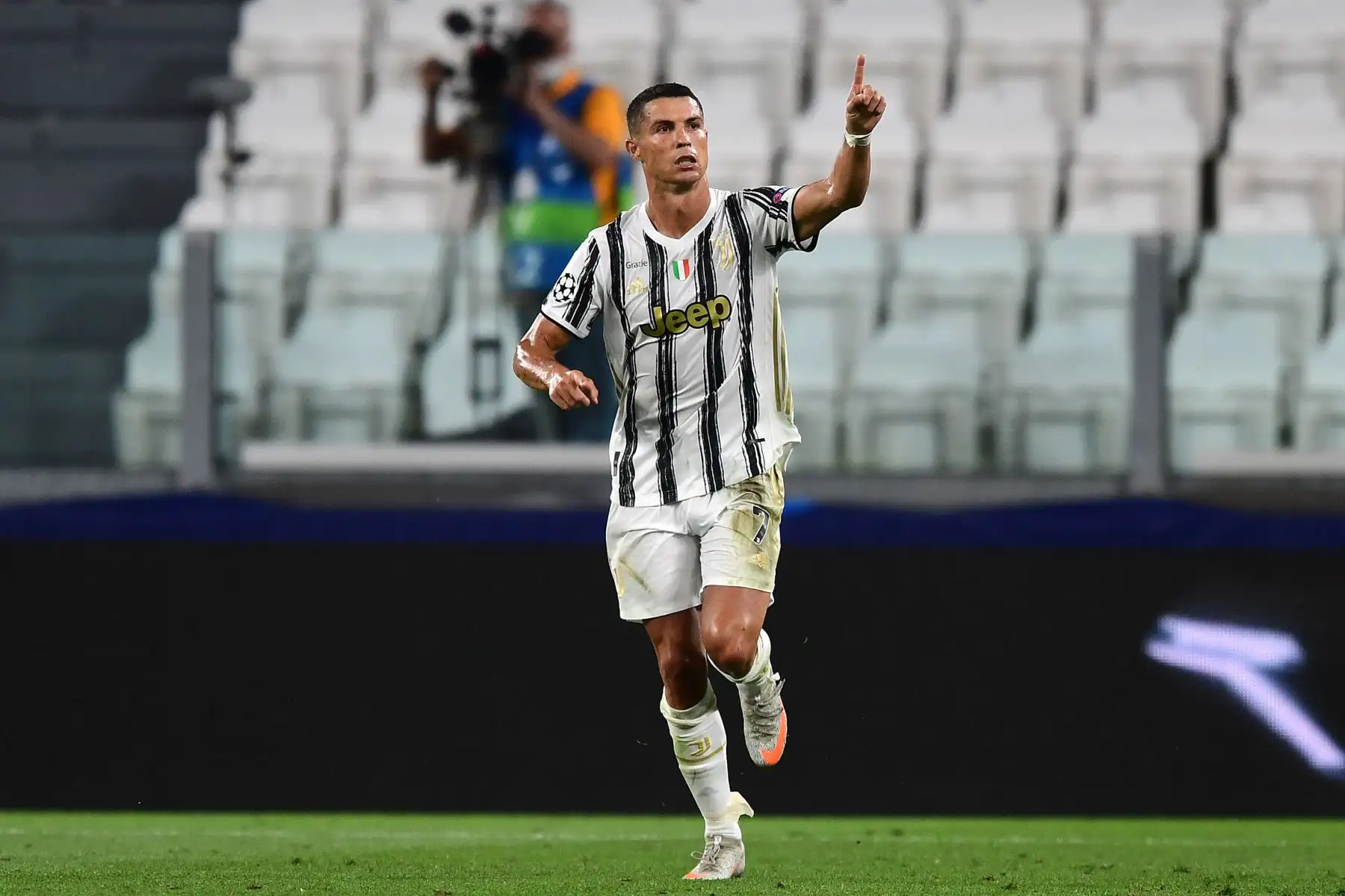 El delantero portugués de la Juventus, Cristiano Ronaldo, celebra el gol del primer gol de su equipo durante los octavos de final de la UEFA Champions League, partido de vuelta entre la Juventus y el Lyon.
Foto: AFP