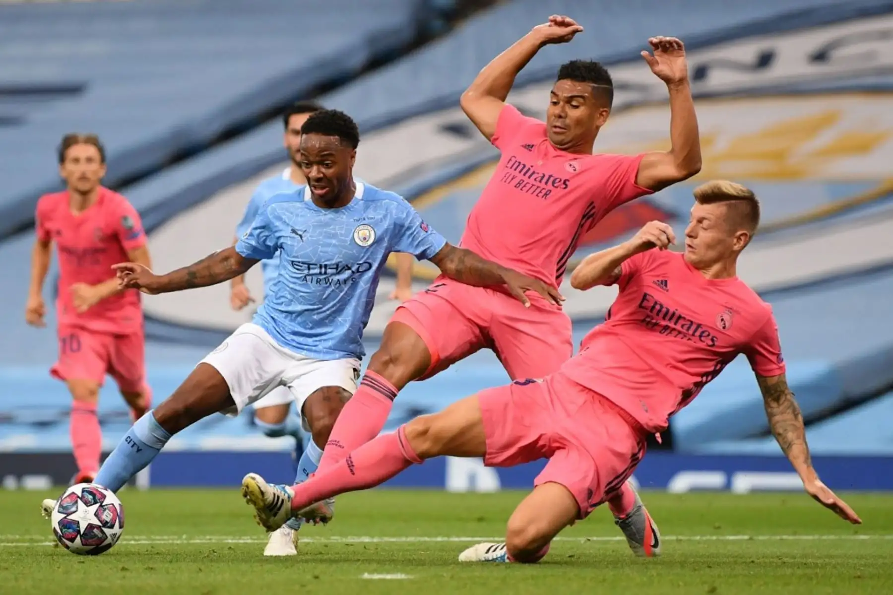 El centrocampista inglés del Manchester City Raheem Sterling es abordado por el centrocampista brasileño del Real Madrid Casemiro y el centrocampista alemán del Real Madrid Toni Kroos durante la ronda de la Liga de Campeones de la UEFA, en el Etihad Stadium en Manchester Inglaterra. Foto:AFP