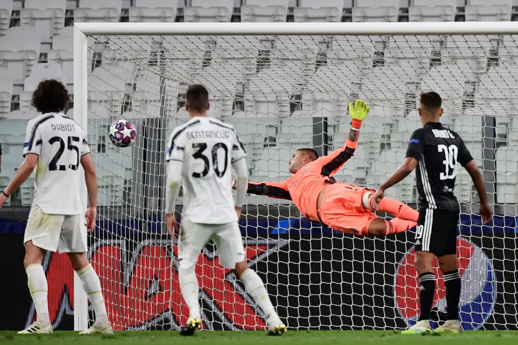 El portero portugués del Lyon, Anthony Lopes, hace una parada durante el partido de vuelta de los octavos de final de la UEFA Champions League entre la Juventus y el Lyon.
Foto: AFP
