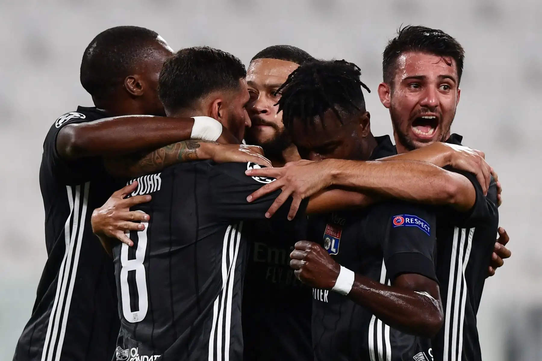 El delantero holandés del Lyon Memphis Depay celebra al anotar el primer gol de su equipo durante los octavos de final de la Liga de Campeones de la UEFA del partido de vuelta entre la Juventus y el  Lyon.
Foto: AFP