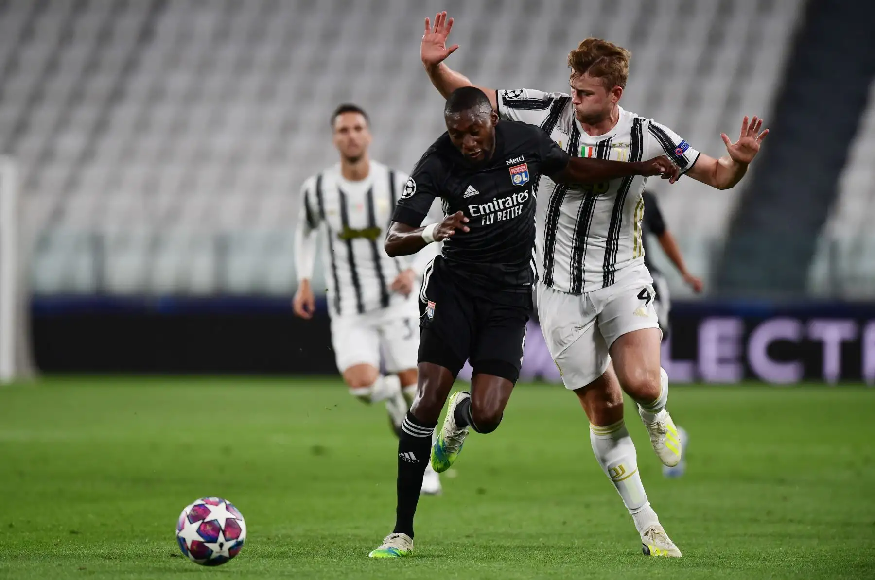 El delantero francés del Lyon Karl Toko Ekambi  lucha por el balón con el defensor holandés de la Juventus Matthijs de Ligt durante los octavos de final de la Liga de Campeones de la UEFA el segundo partido de fútbol entre la Juventus y el  Lyon.
Foto: AFP