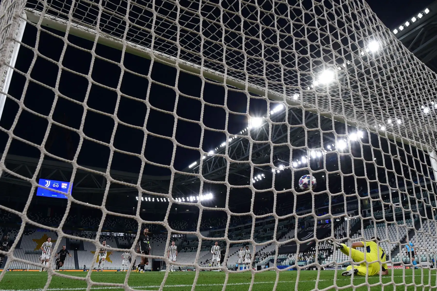 El delantero holandés del Lyon Memphis Depay marca un penalti durante el partido de vuelta de los octavos de final de la Liga de Campeones de la UEFA entre la Juventus y el Lyon.
Foto: AFP