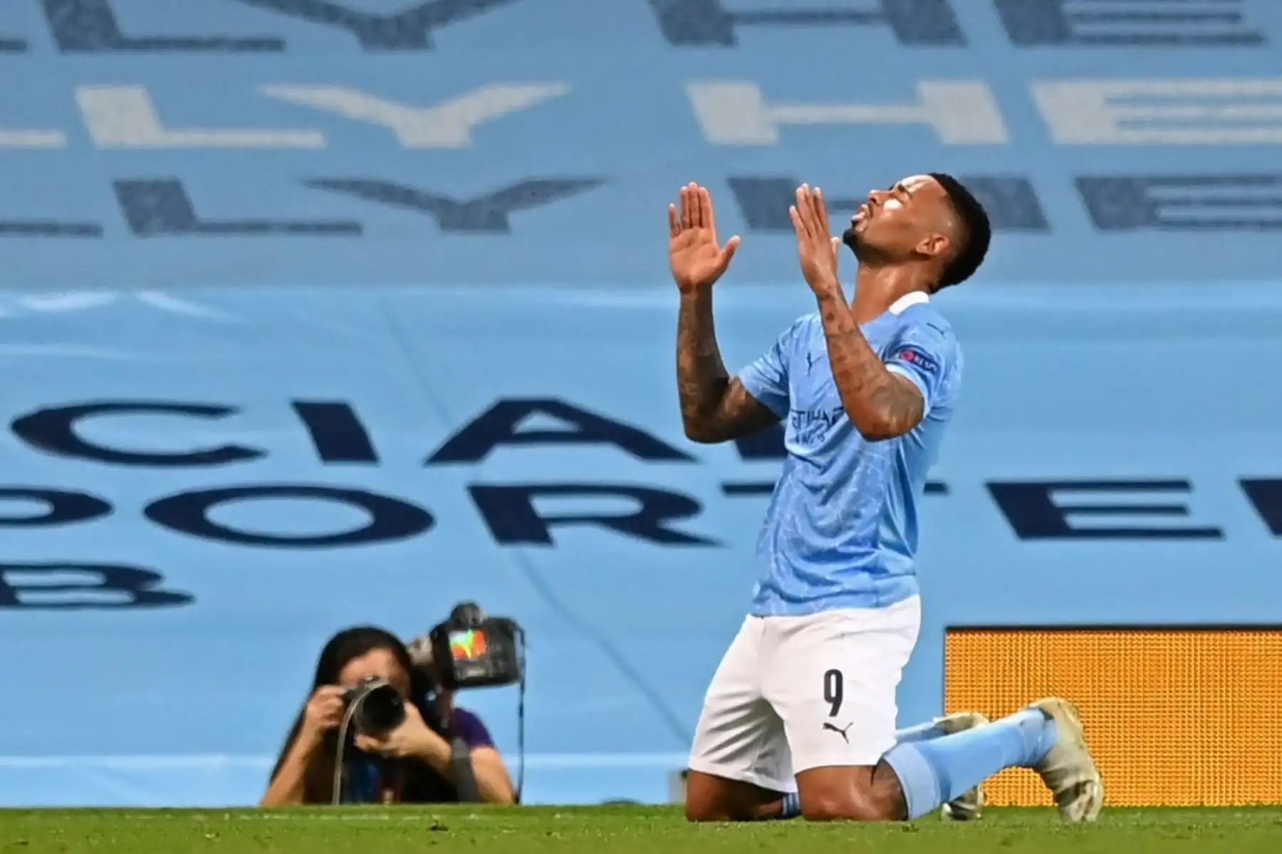 El delantero brasileño del Manchester City, Gabriel Jesus, celebra anotar el segundo gol de su equipo durante la ronda de la Liga de Campeones de la UEFA .Foto:AFP