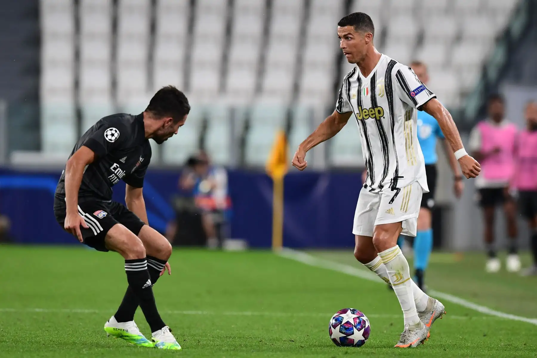 El delantero portugués de la Juventus, Cristiano Ronaldo, es desafiado por el defensa francés del Lyon Leo Dubois durante los octavos de final de la Liga de Campeones de la UEFA, partido de vuelta entre la Juventus y el  Lyon.
Foto: AFP