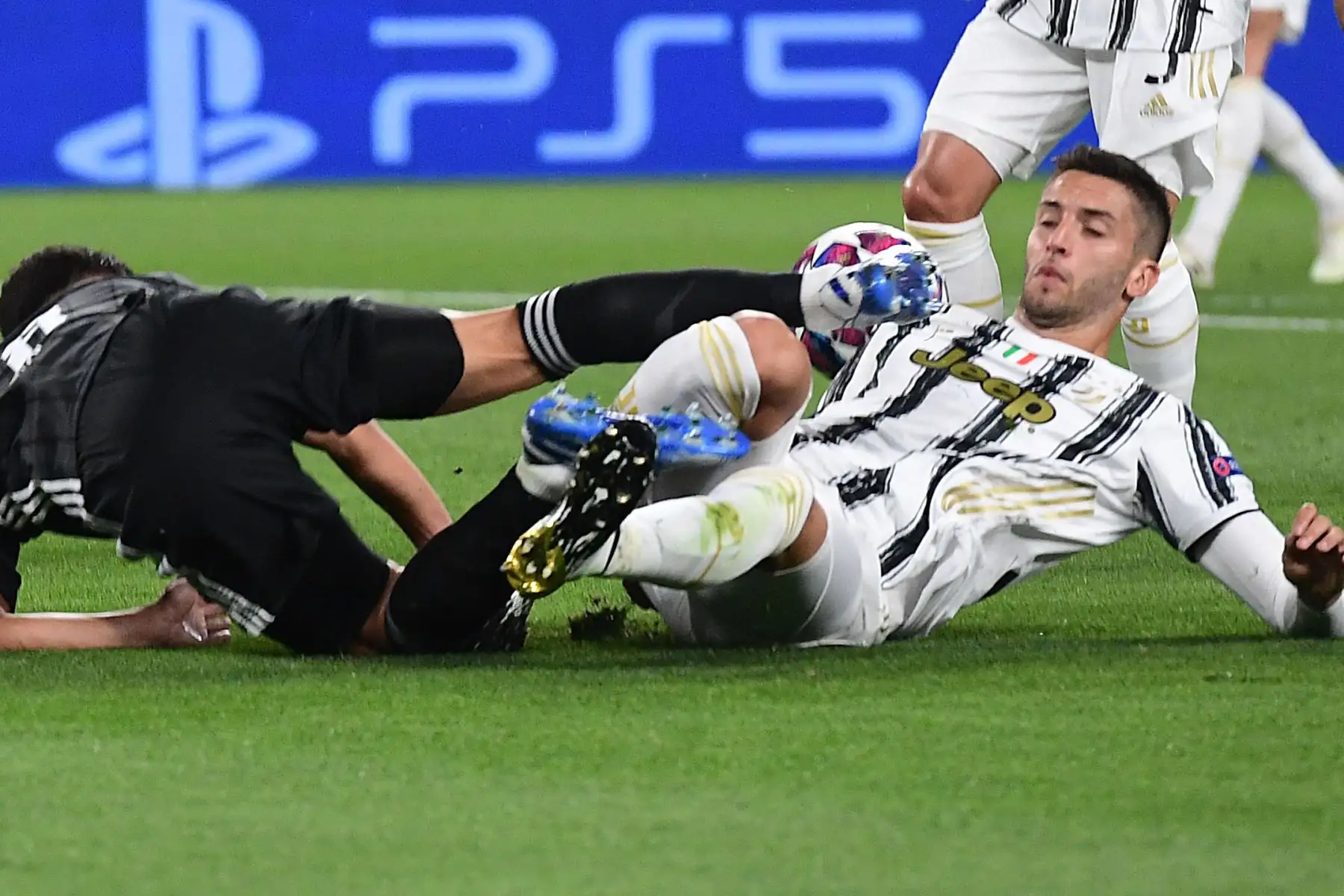 El centrocampista francés del Lyon Houssem Aouar  recibe una falta del centrocampista uruguayo de la Juventus Rodrigo Bentancur durante los octavos de final de la Liga de Campeones de la UEFA del partido de vuelta entre la Juventus y el  Lyon.
Foto: AFP