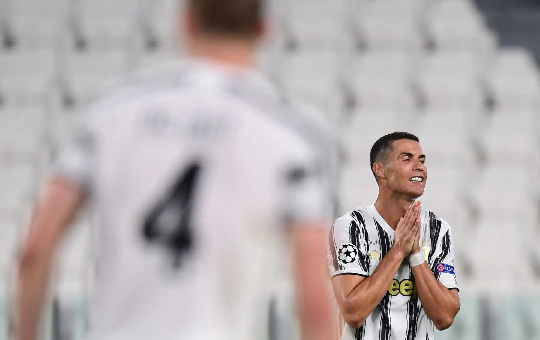 El delantero portugués de la Juventus, Cristiano Ronaldo, reacciona durante el partido de vuelta de los octavos de final de la Liga de Campeones de la UEFA entre la Juventus y el Olympique Lyonnais (OL),