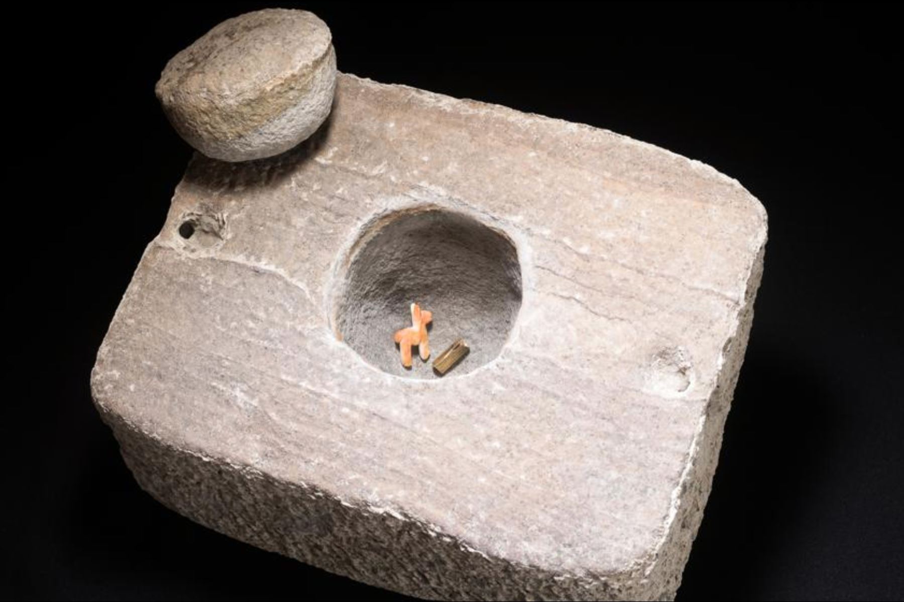 Esta es la piedra semejante a una caja; en el agujero se encontró la figura de una llama y una pieza de oro. Foto: Antiquity Publications Ltd, 2020