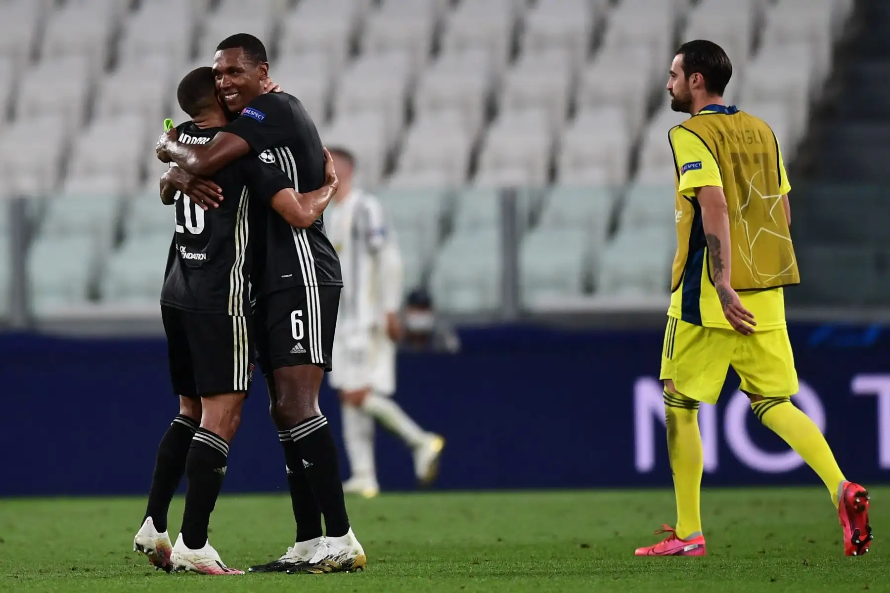 El defensa brasileño del Lyon, Marcal, celebra con el defensa brasileño del Lyon, Marcelo, después de ganar los octavos de final de la UEFA Champions League, el partido de vuelta Juventus vs Lyon.
Foto: AFP
