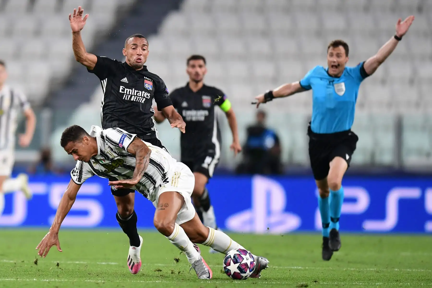 El defensor brasileño de la Juventus, Danilo , lucha por el balón con el defensor brasileño del Lyon Marcal durante los octavos de final de la Liga de Campeones de la UEFA, partido de vuelta entre la Juventus y  Lyon.
 Foto: AFP