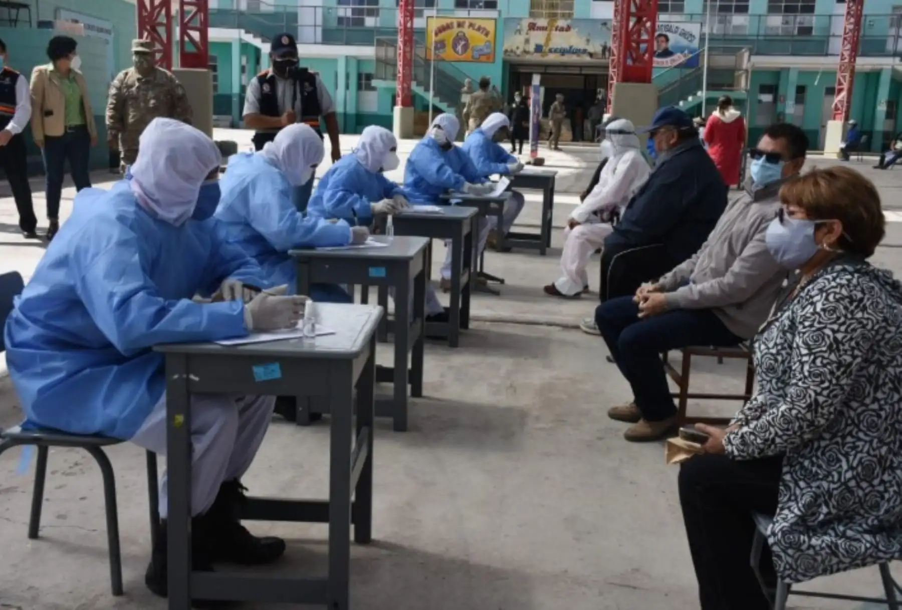 Con la finalidad de brindar protección a la población más vulnerable al covid-19, a través de tamizajes y diagnóstico oportuno, la Marina de Guerra del Perú se desplegó hoy al puerto de Ilo para participar en la operación Tayta, iniciativa desarrollada por el Ejecutivo en estrecha coordinación con el Gobierno Regional de Moquegua y otras organizaciones provinciales. Foto: Marina de Guerra del Perú
