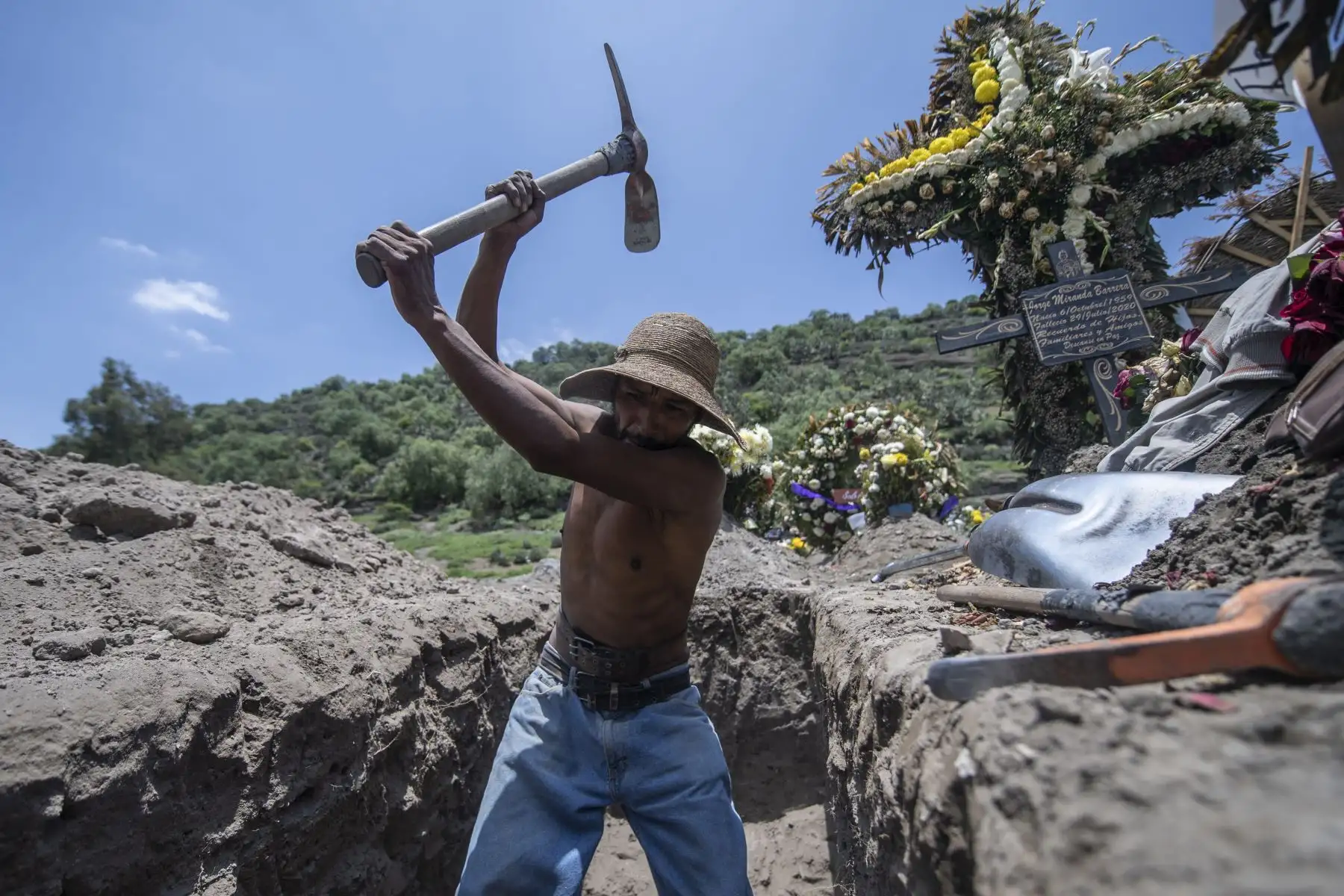 Un sepulturero cava una tumba en el cementerio de San Miguel Xico, México, en medio de la pandemia del coronavirus. Foto: AFP.