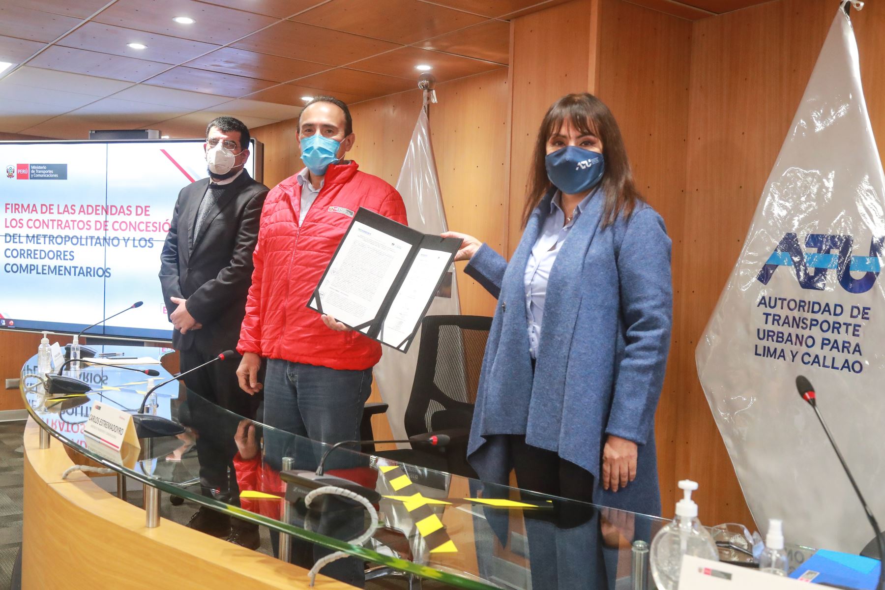 La ATU y representante de Protransporte firmaron adendas de cesión del Metropolitano y los corredores complementarios. Foto: ANDINA/MTC