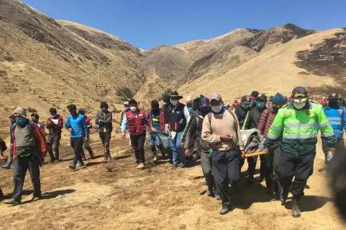 Comuneros y policías trasladaron los cuerpos de la víctimas por el incendio forestal registrado en la provincia de Quispicanchi, región Cusco. Foto: ANDINA/Difusión