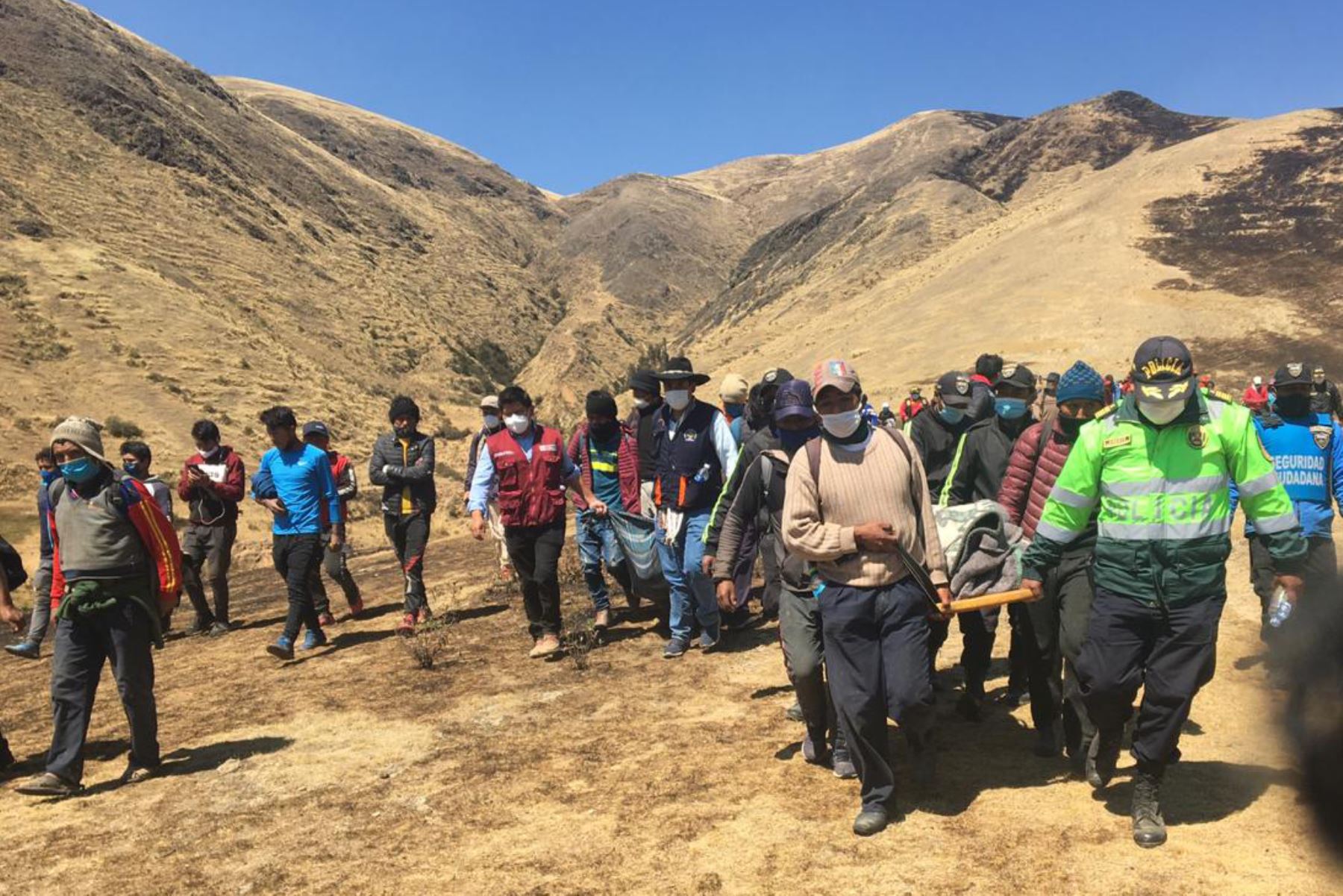 Comuneros y policías trasladaron los cuerpos de la víctimas por el incendio forestal registrado en la provincia de Quispicanchi, región Cusco. Foto: ANDINA/Difusión