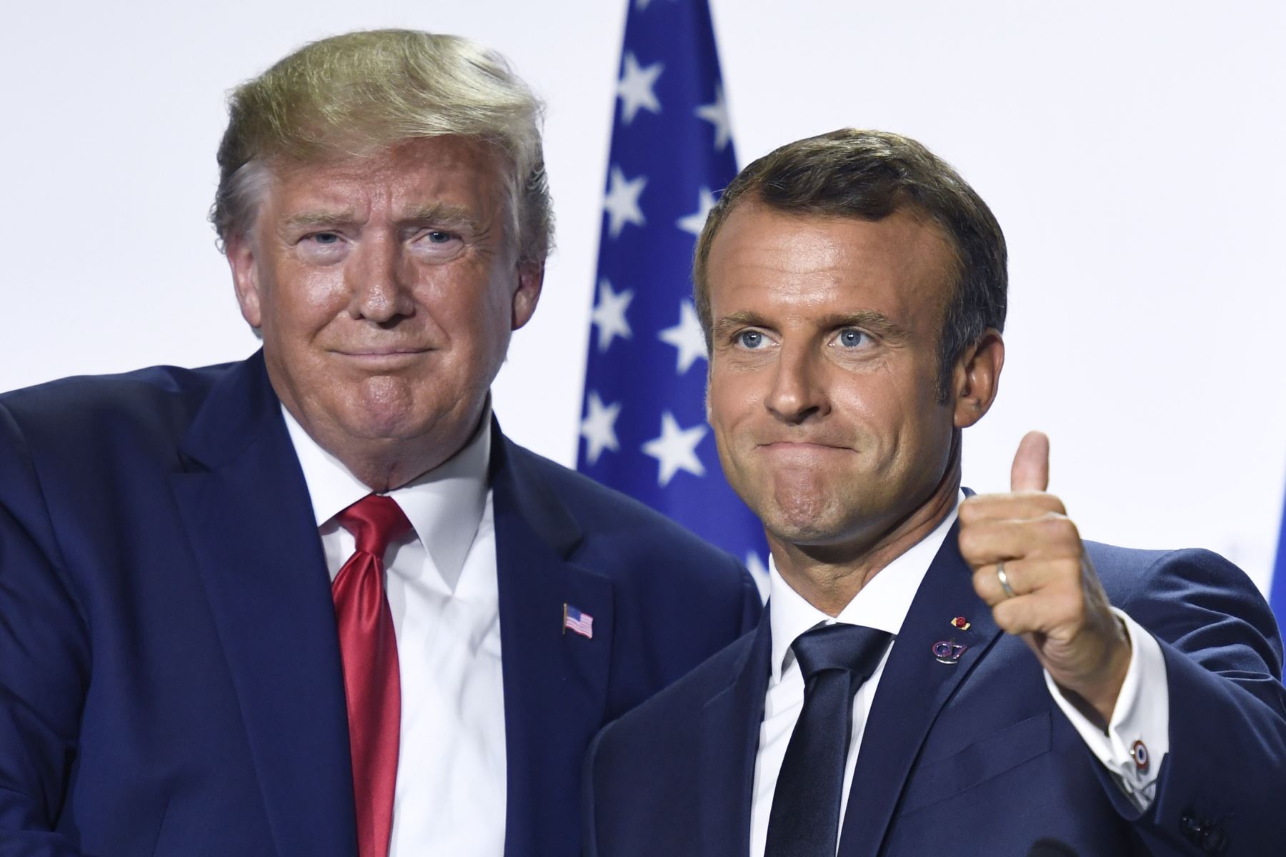 El presidente de Francia, Emmanuel Macron y el presidente de Estados Unidos, Donald Trump, posan durante una conferencia de prensa conjunta en Biarritz, suroeste de Francia, el 26 de agosto de 2019, en el tercer día de la Cumbre anual del G7. Foto: AFP
