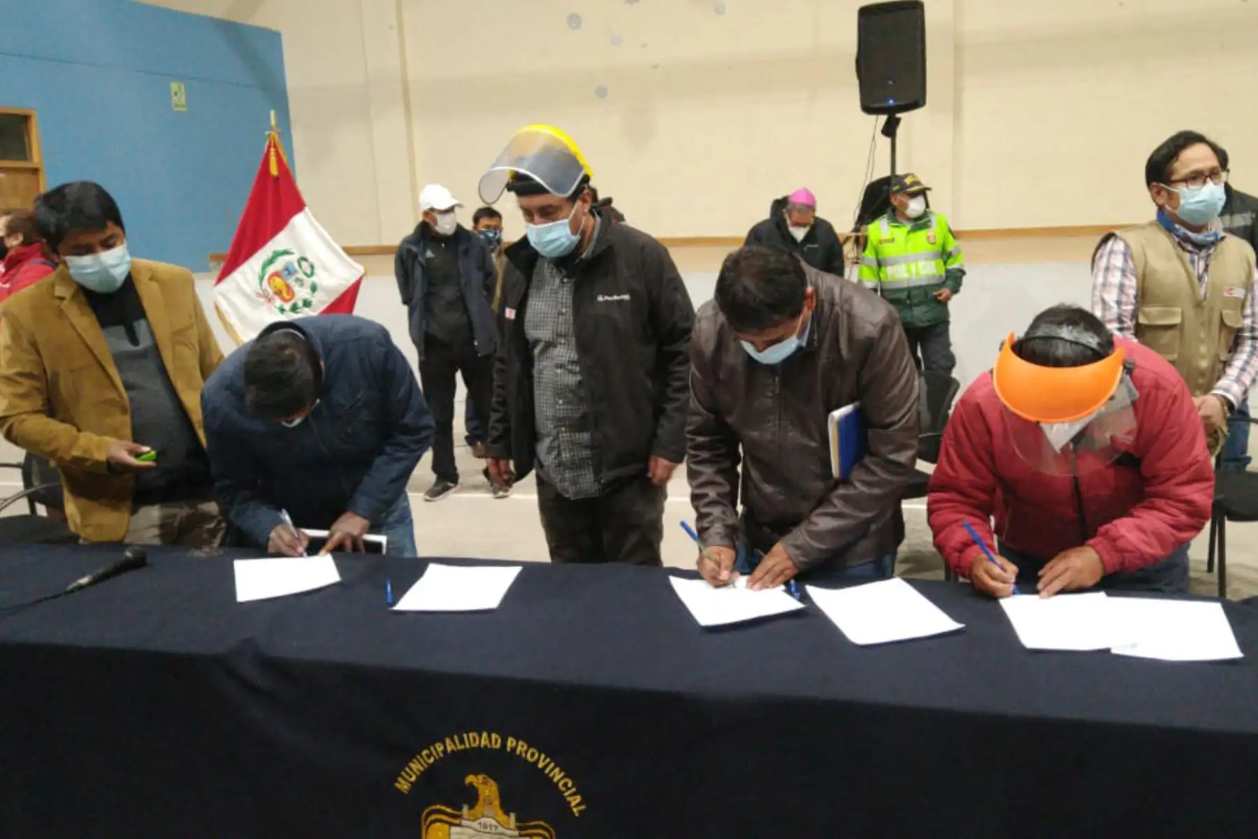 Comisión de Alto Nivel del Ejecutivo logró fomentar acuerdos entre la compañía minera Antapaccay y las autoridades locales de la provincia de Espinar y las organizaciones civiles, con la mediación de monseñor Pedro Bustamante, obispo de Sicuani.
Foto: PCM