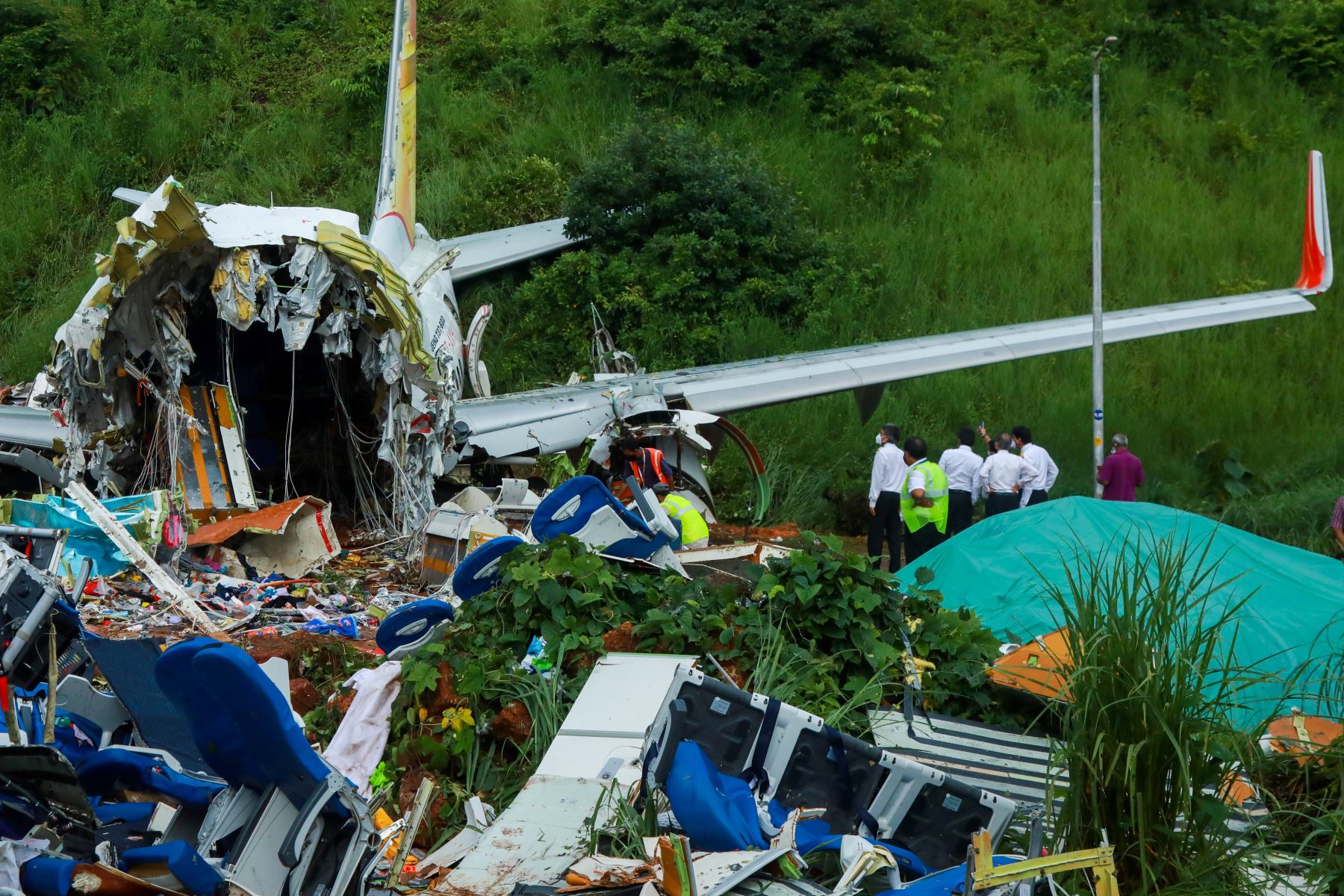 Las autoridades inspeccionan los restos del avión de Air India Express tras accidente en estado de Kerala. Foto: AFP