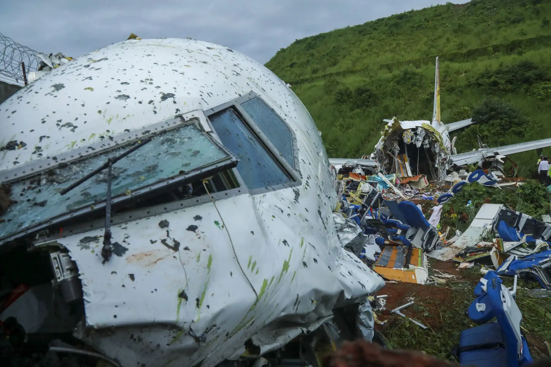 Las autoridades inspeccionan los restos del avión de Air India Express tras accidente en estado de Kerala. Foto: AFP