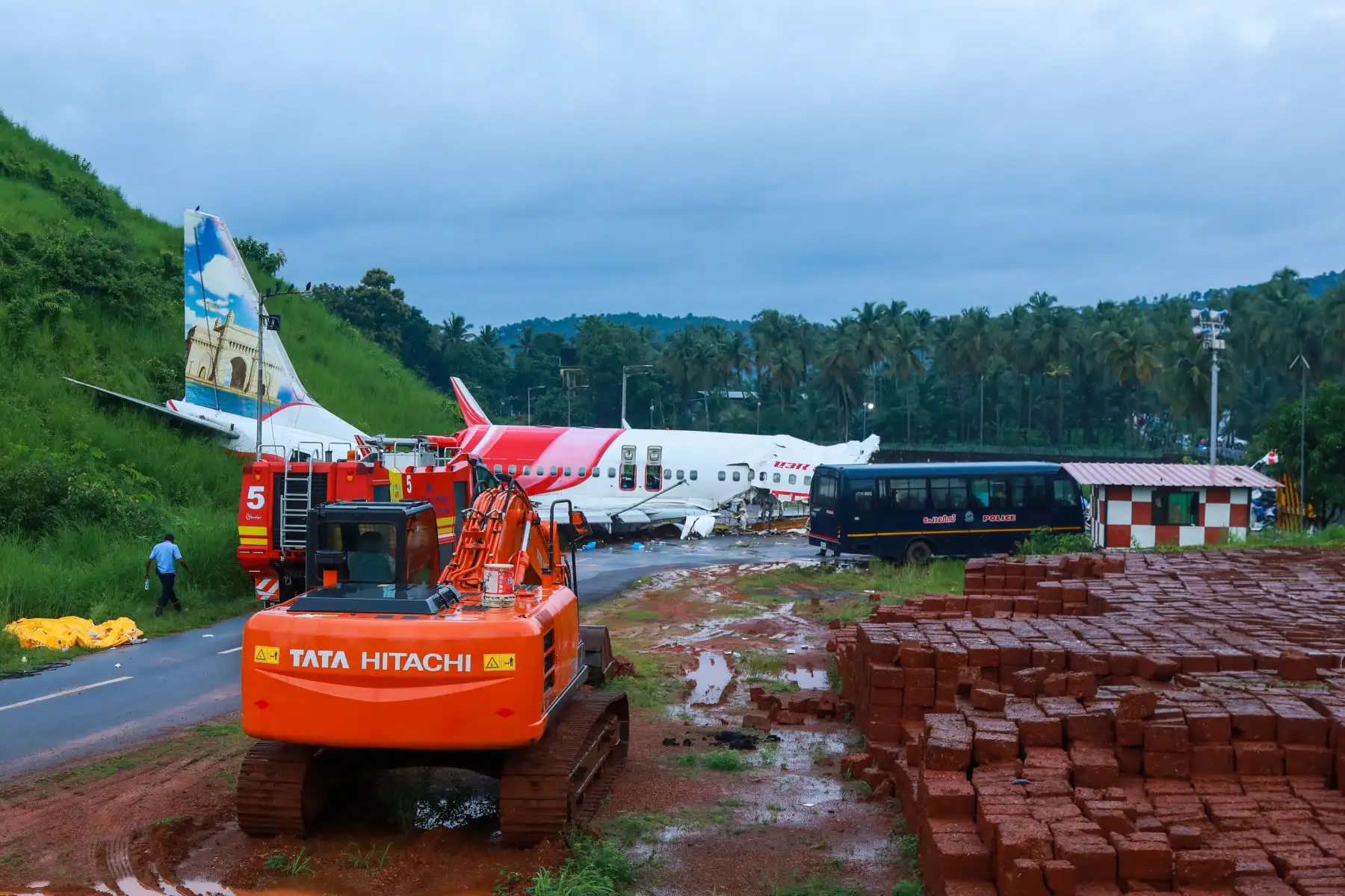 Las autoridades inspeccionan los restos del avión de Air India Express tras accidente en estado de Kerala. Foto: AFP