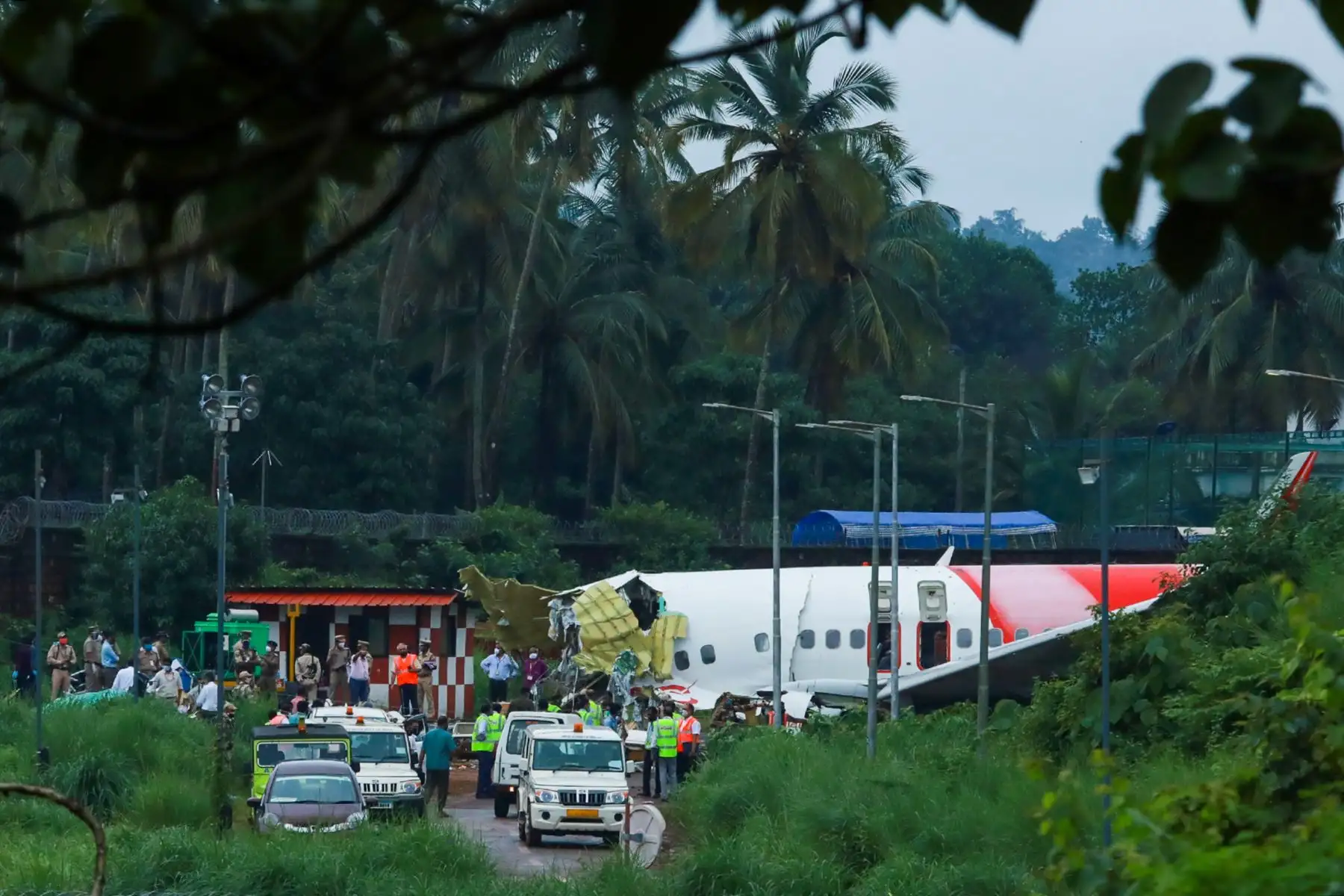 Las autoridades inspeccionan los restos del avión de Air India Express tras accidente en estado de Kerala. Foto: AFP