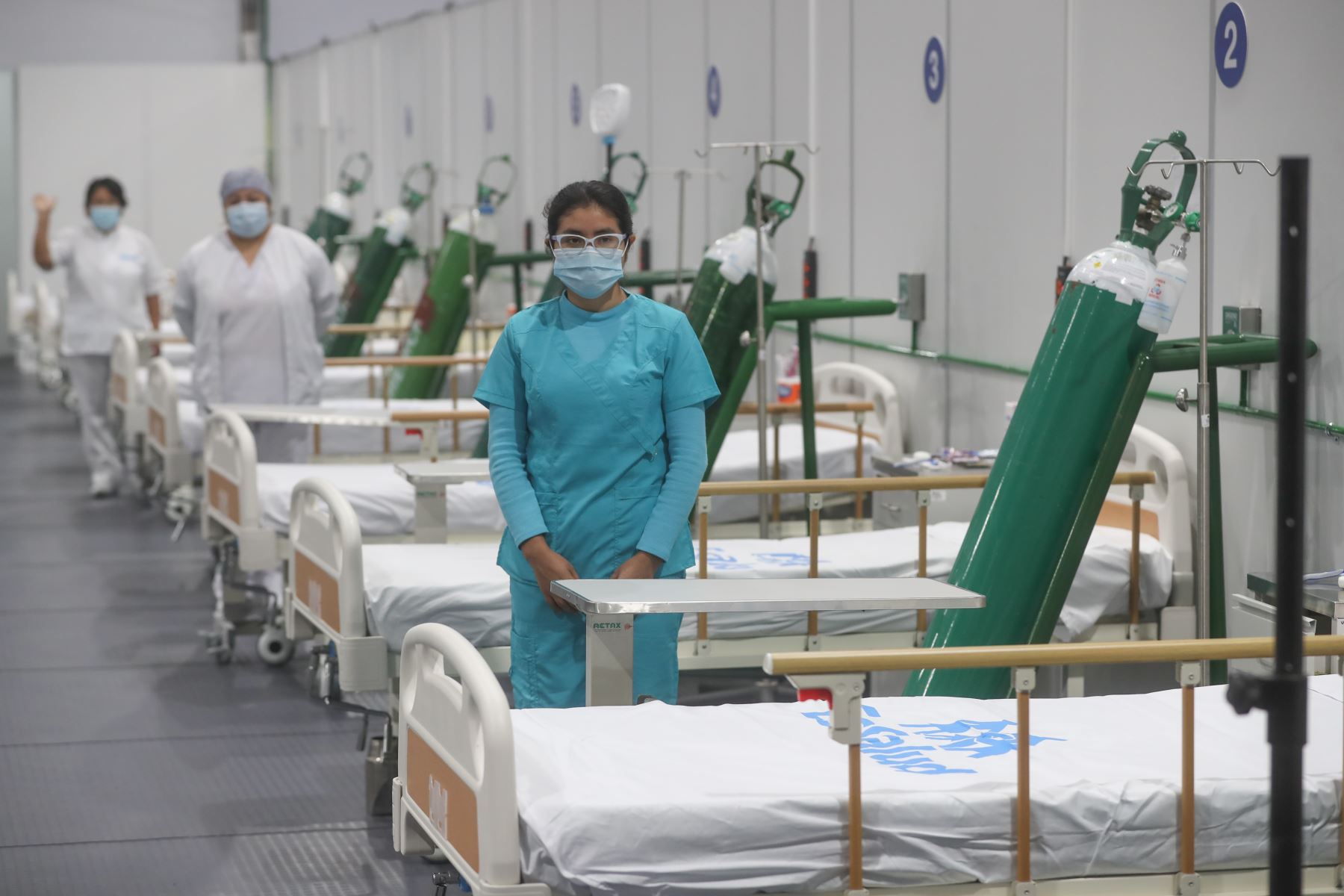 Las autoridades recorrieron la nueva infraestructura que cuenta con 100 camas hospitalarias adicionales y puntos de oxígeno directo. Foto: Foto:  ANDINA/Difusión