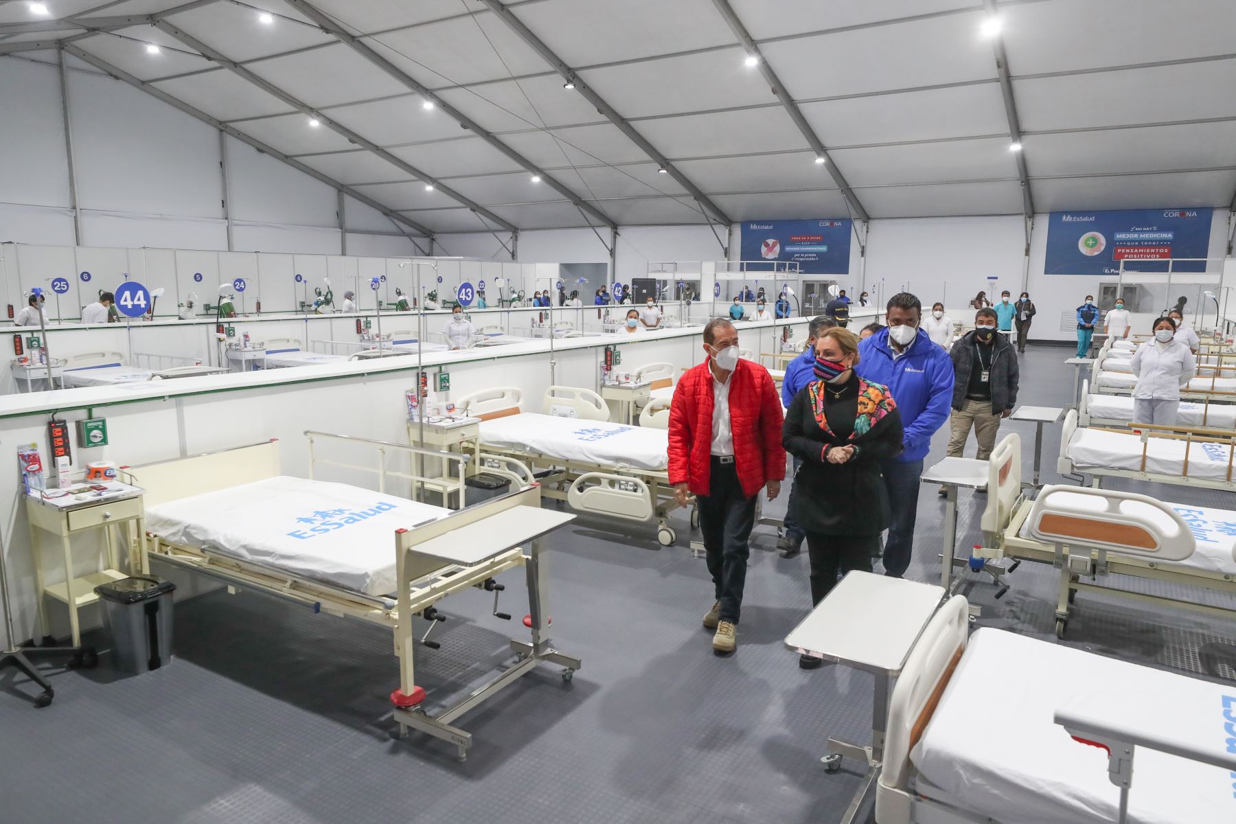 Las autoridades recorrieron la nueva infraestructura que cuenta con 100 camas hospitalarias adicionales y puntos de oxígeno directo. Foto: Foto:  ANDINA/Difusión