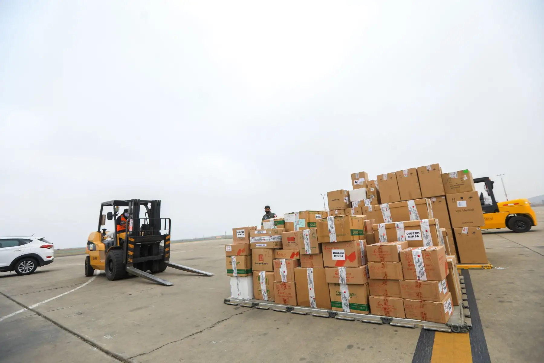 El ministerio de Salud, a través de un vuelo coordinado con la FAP, envió 479 concentradores de oxígeno para cubrir la atención de pacientes con covid-19 de las comunidades indígenas más alejadas de las provincias de Maynas, Alto Amazonas, Requena y Mariscal Castilla, en Loreto. Foto: ANDINA/Minsa