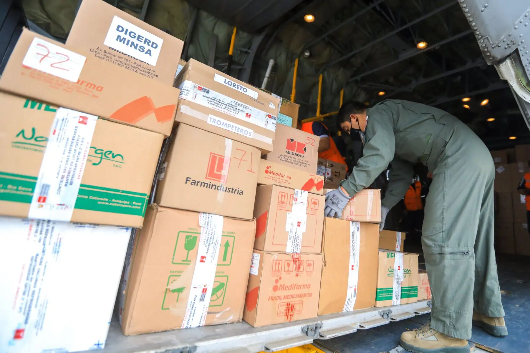 El ministerio de Salud, a través de un vuelo coordinado con la FAP, envió 479 concentradores de oxígeno para cubrir la atención de pacientes con covid-19 de las comunidades indígenas más alejadas de las provincias de Maynas, Alto Amazonas, Requena y Mariscal Castilla, en Loreto. Foto: ANDINA/Minsa