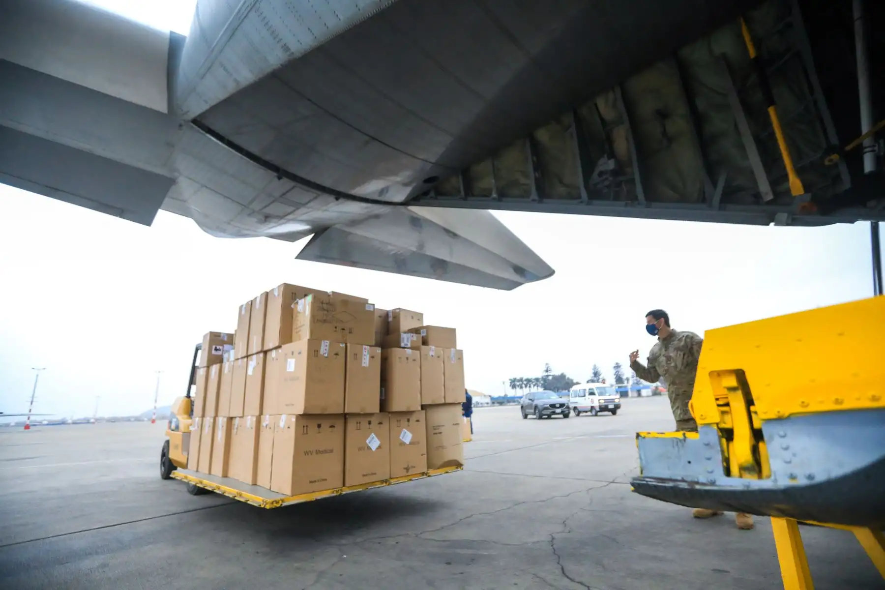 El ministerio de Salud, a través de un vuelo coordinado con la FAP, envió 479 concentradores de oxígeno para cubrir la atención de pacientes con covid-19 de las comunidades indígenas más alejadas de las provincias de Maynas, Alto Amazonas, Requena y Mariscal Castilla, en Loreto. Foto: ANDINA/Minsa