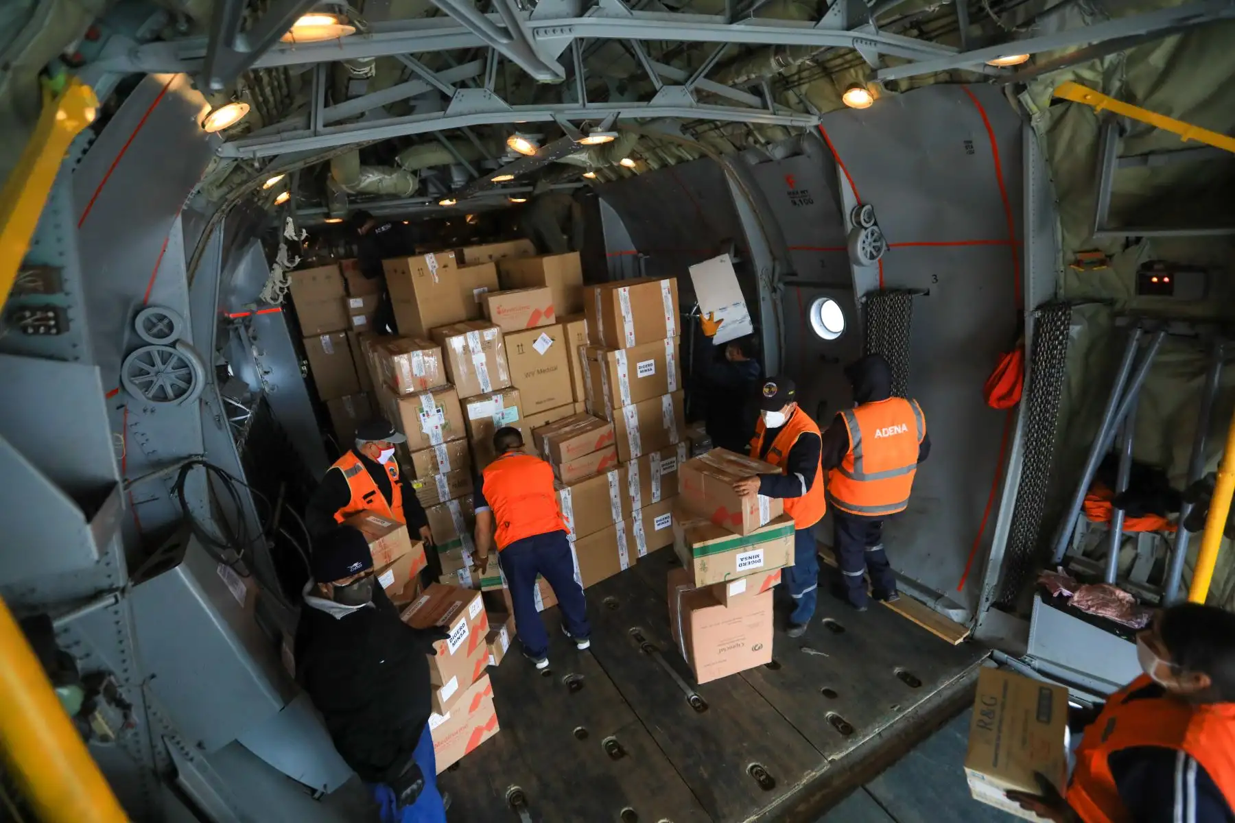 El ministerio de Salud, a través de un vuelo coordinado con la FAP, envió 479 concentradores de oxígeno para cubrir la atención de pacientes con covid-19 de las comunidades indígenas más alejadas de las provincias de Maynas, Alto Amazonas, Requena y Mariscal Castilla, en Loreto. Foto: ANDINA/Minsa