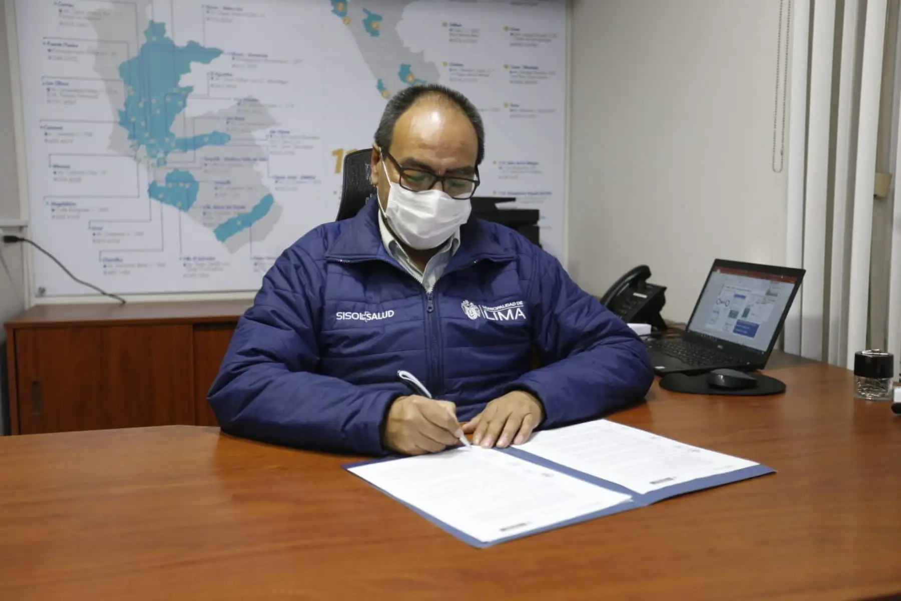 Sisol Salud, organismo público descentralizado de la Municipalidad de Lima, suscribió un convenio de cooperación interinstitucional con el Ministerio de Salud (Minsa), a fin de articular esfuerzos para la detección temprana, prevención, control y descarte del COVID-19, en el marco de la emergencia sanitaria a nivel nacional. Foto: ANDINA/MML