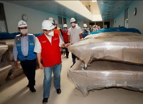 El contralor general Nelson Shack supervisó las instalaciones del proyecto de fortalecimiento del Hospital Regional de Pucallpa, el cual cuenta con una planta de oxígeno medicinal, cuyo nivel de avance está al 95 % desde hace dos años.