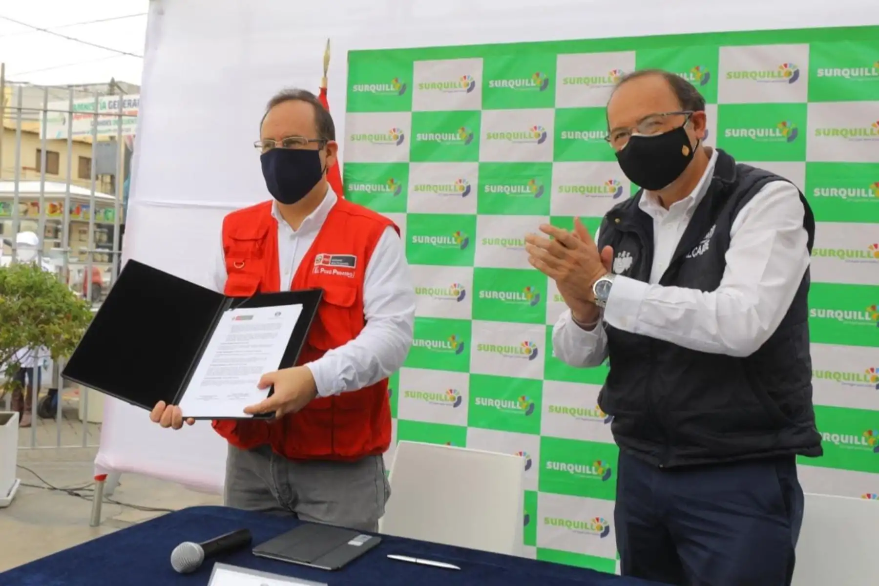 El ministro de la Producción, José Salardi, participa en la firma de convenio con la Municipalidad de Surquillo, a fin de realizar acciones conjuntas para la instalación de un mercado temporal en el distrito. Foto: ANDINA/Produce