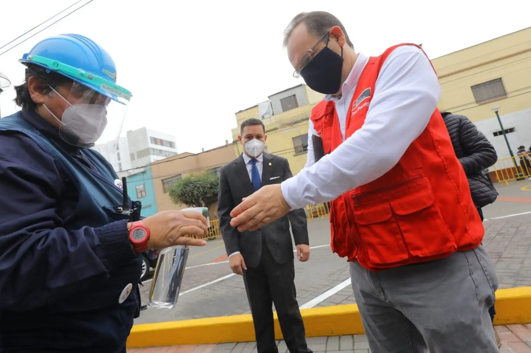 El ministro de la Producción, José Salardi, participa en la firma de convenio con la Municipalidad de Surquillo, a fin de realizar acciones conjuntas para la instalación de un mercado temporal en el distrito. Foto: ANDINA/Produce