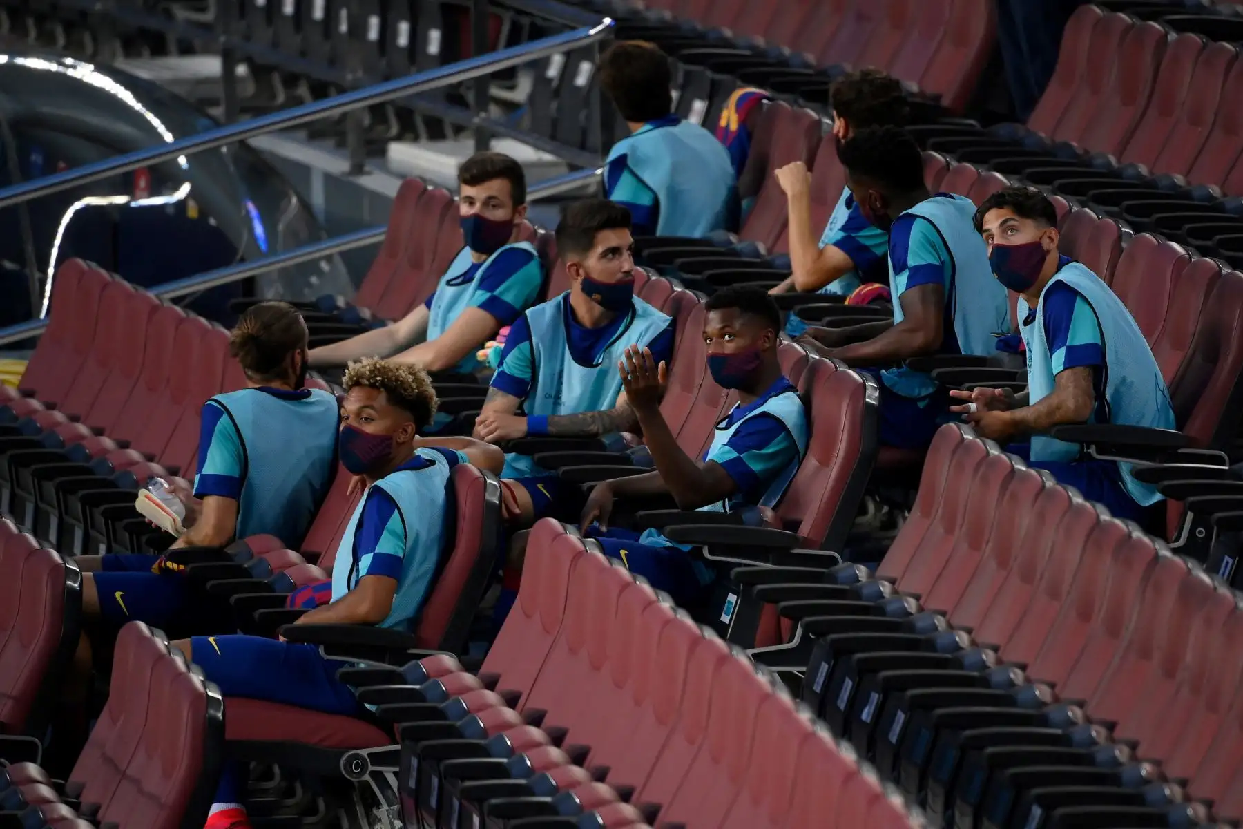 Banca de suplentes del Barcelona observa el partido con mascarillas. Foto: AFP