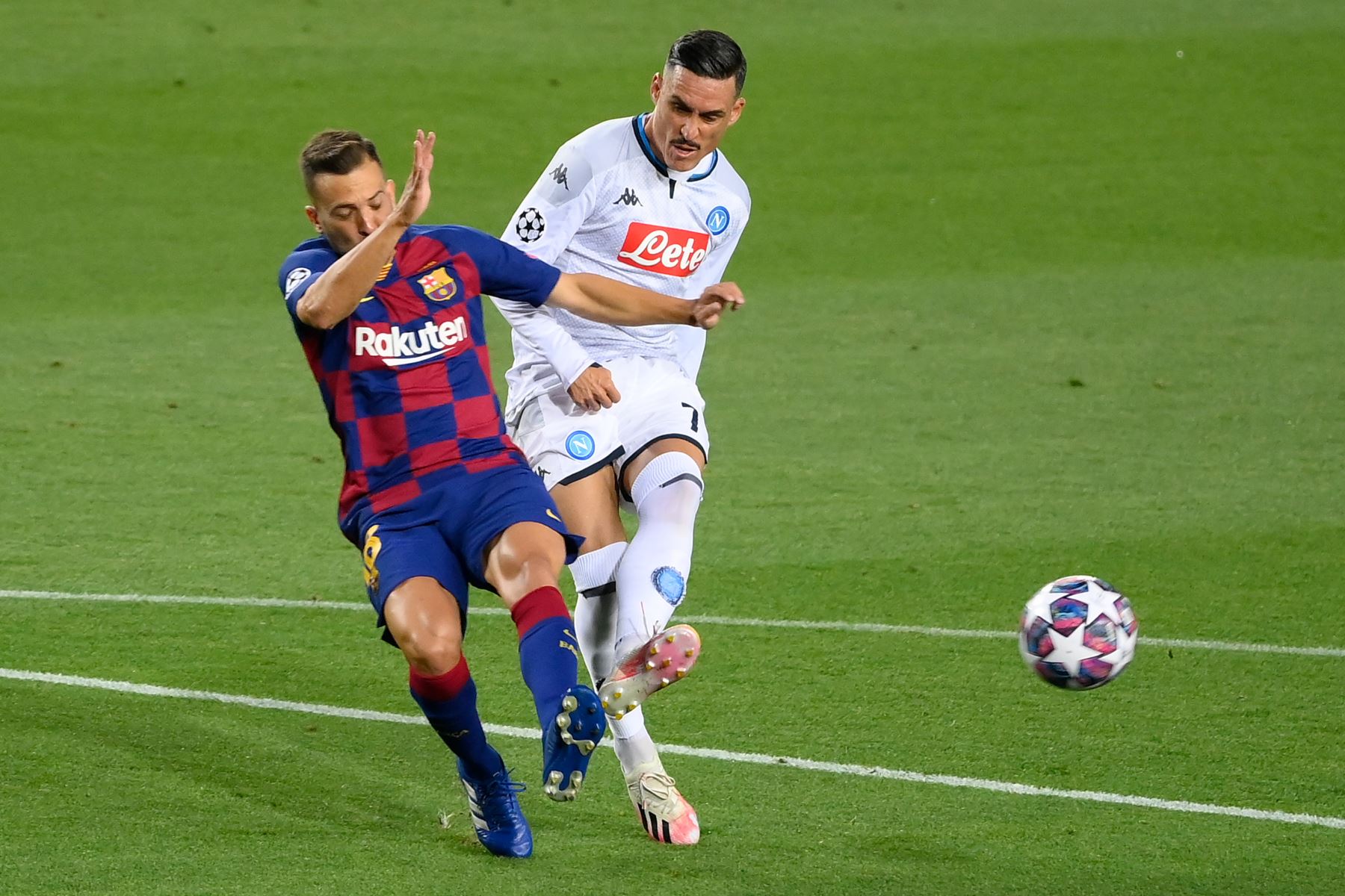 El defensor español de Barcelona, Jordi Alba, pelea por el balón con el delantero español del Nápoles, José Callejón, durante la ronda de la Liga de Campeones de la UEFA. Foto: AFP