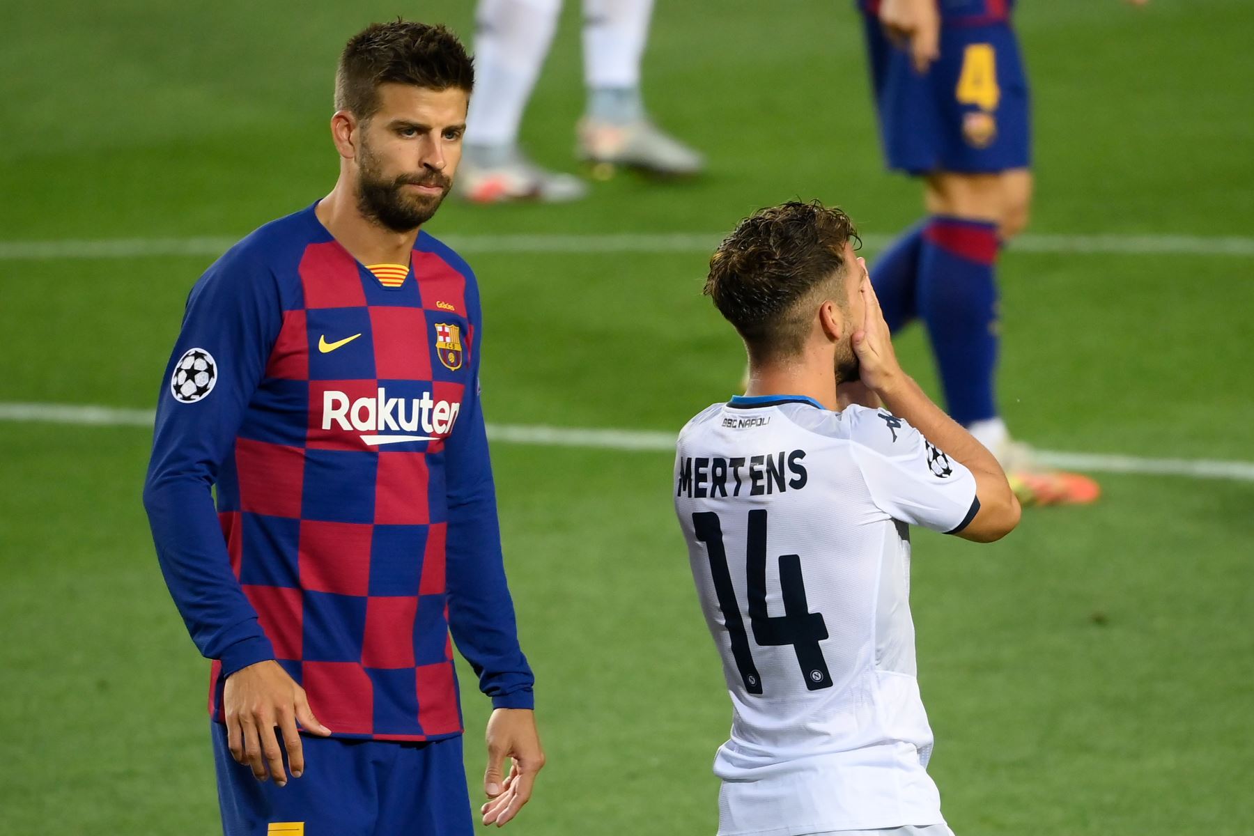 El delantero belga del Napoli, Dries Mertens, reacciona después de no poder marcar un gol tras marcación del defensa español del Barcelona, Gerard Piqué. Foto: AFP