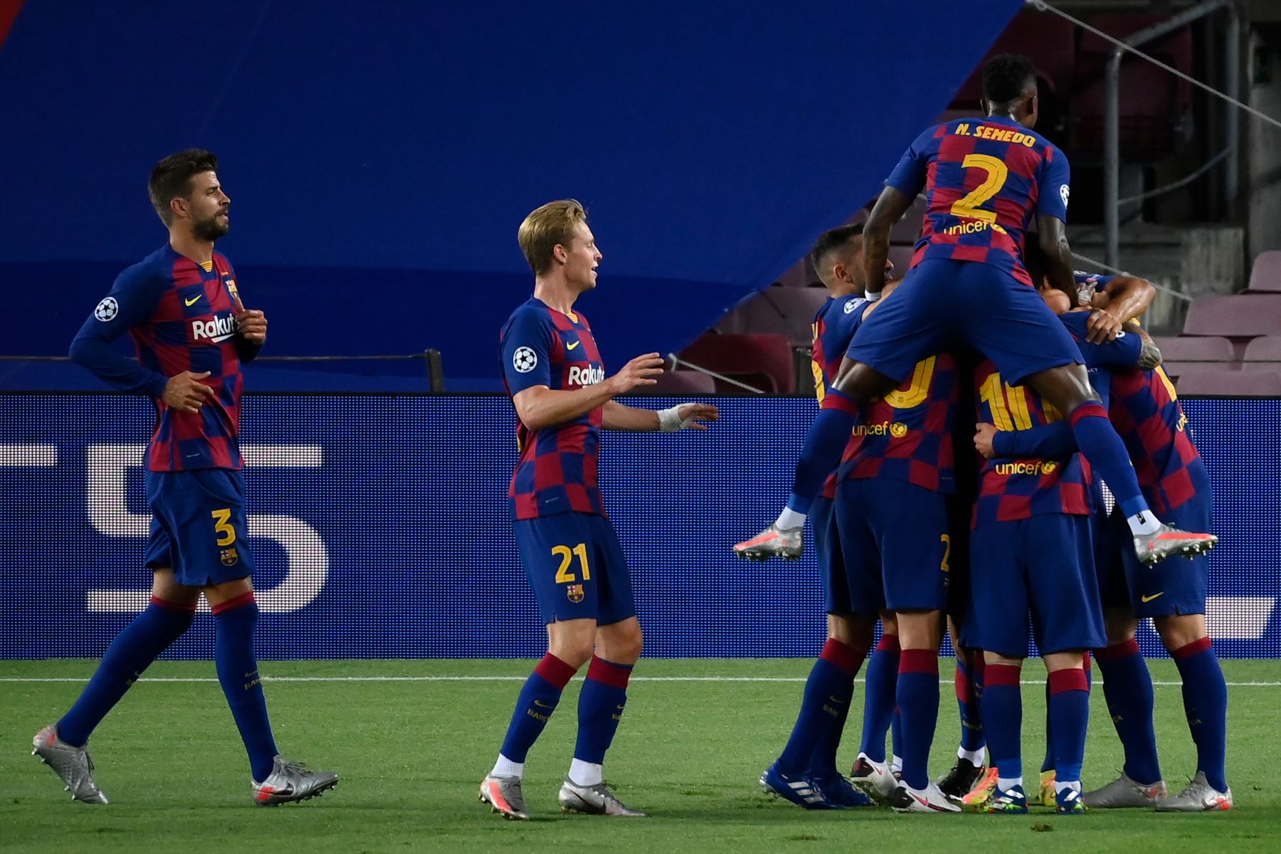 El defensa francés del Barcelona Clement Lenglet celebra con sus compañeros de equipo después de marcar un gol durante la ronda de la Liga de Campeones de la UEFA. Foto: AFP
