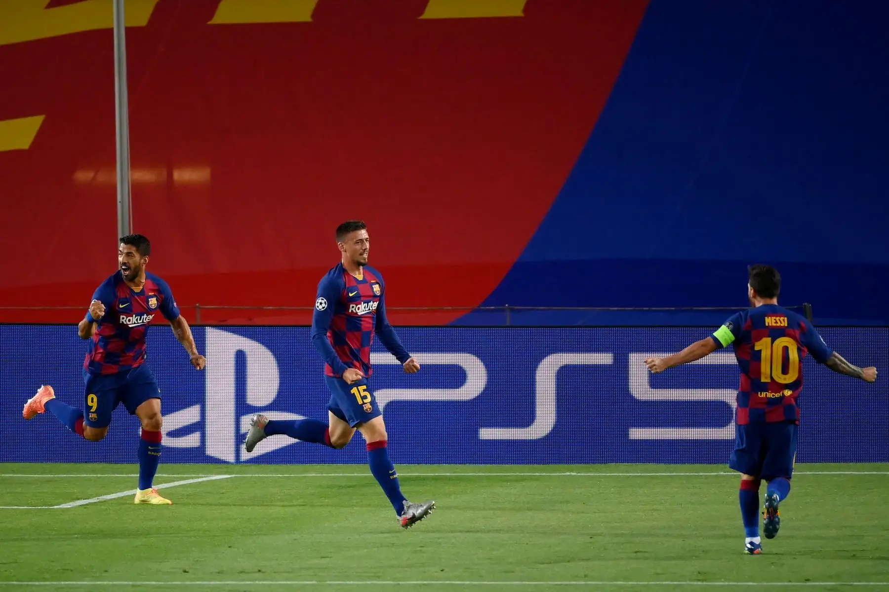 El defensor francés del Barcelona, Clement Lenglet,  celebra con su compañero de equipo, Lionel Messi y Luis Suárez después de marcar un gol durante la ronda de la Liga de Campeones de la UEFA. Foto: AFP