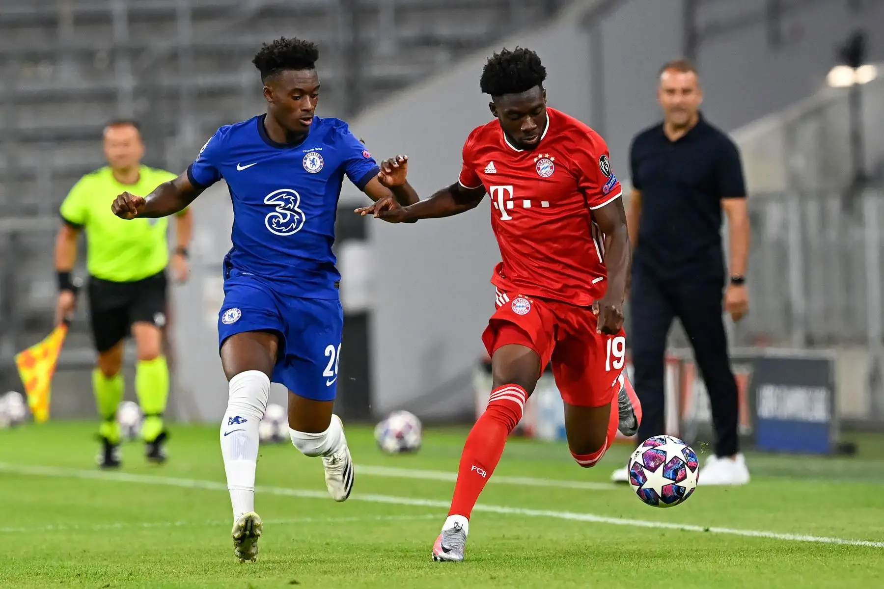 El centrocampista canadiense del Bayern Munich Alphonso Davies lucha por el balón con el centrocampista inglés del Chelsea Callum Hudson-Odoi durante la Liga de Campeones de la UEFA. Foto: AFP
