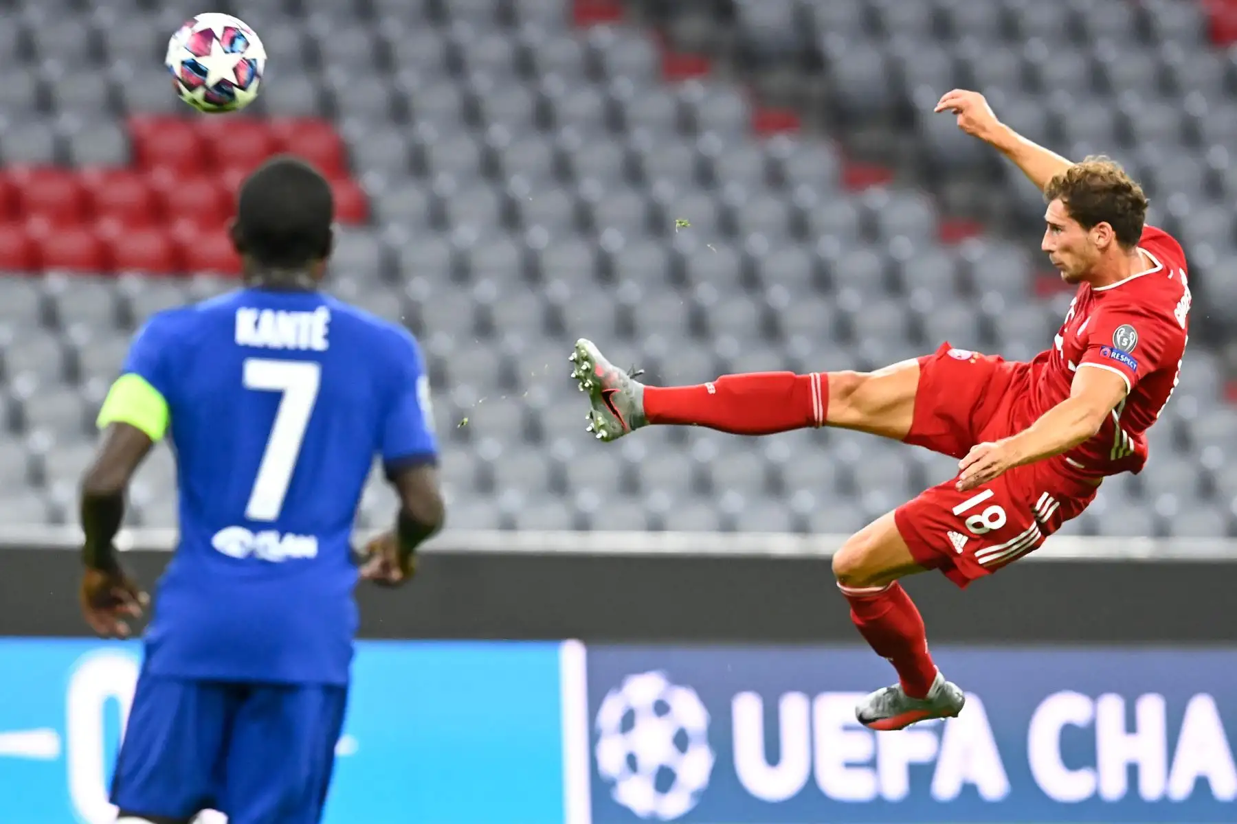 El mediocampista alemán del Bayern Munich Leon Goretzka patea el balón durante partido de octavos de final ante el Chelsea por la Liga de Campeones de la UEFA. Foto: AFP