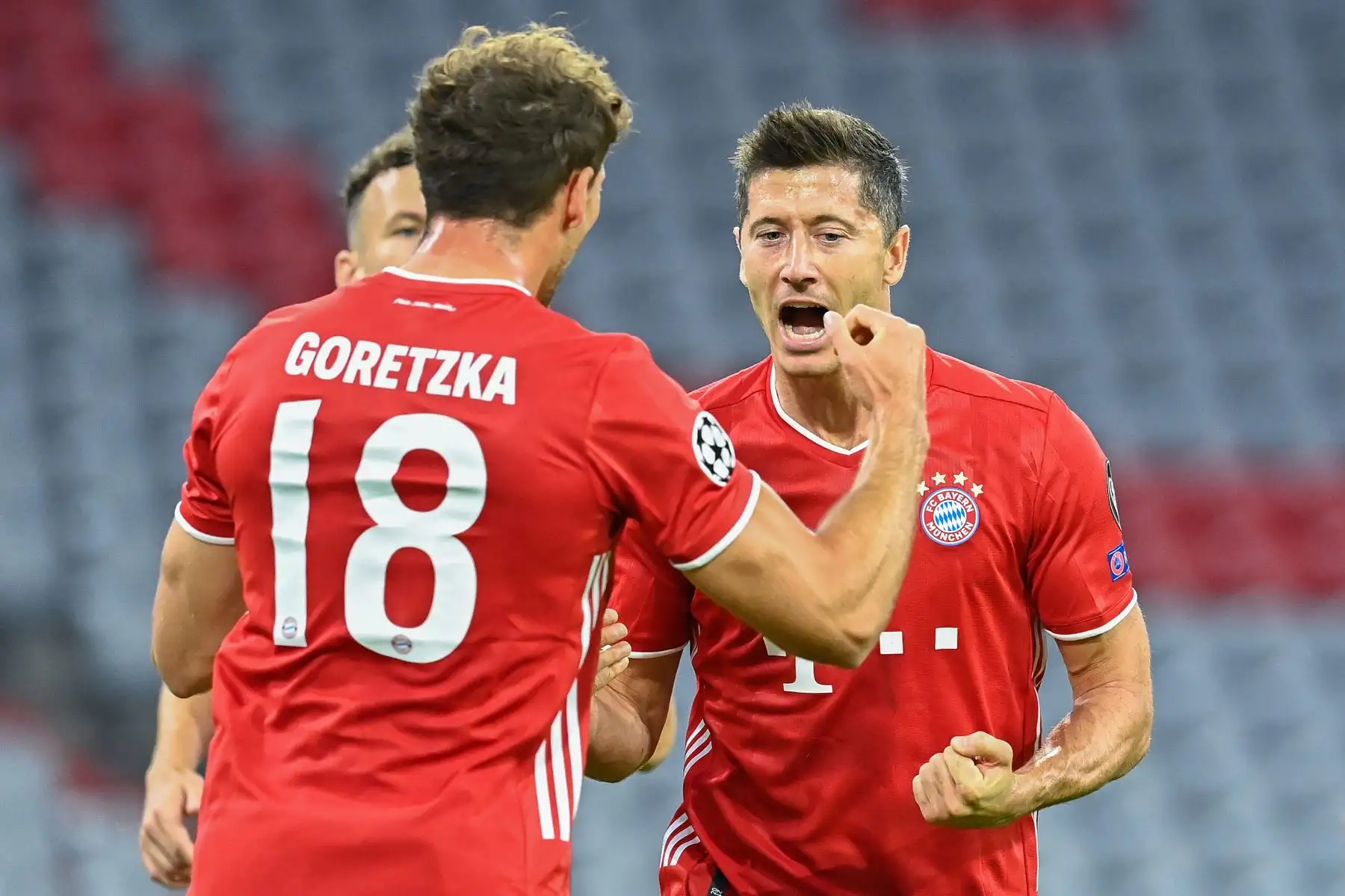 El delantero polaco del Bayern Munich Robert Lewandowski celebra con su compañero de equipo el centrocampista alemán del Bayern Munich Leon Goretzka. Foto: AFP