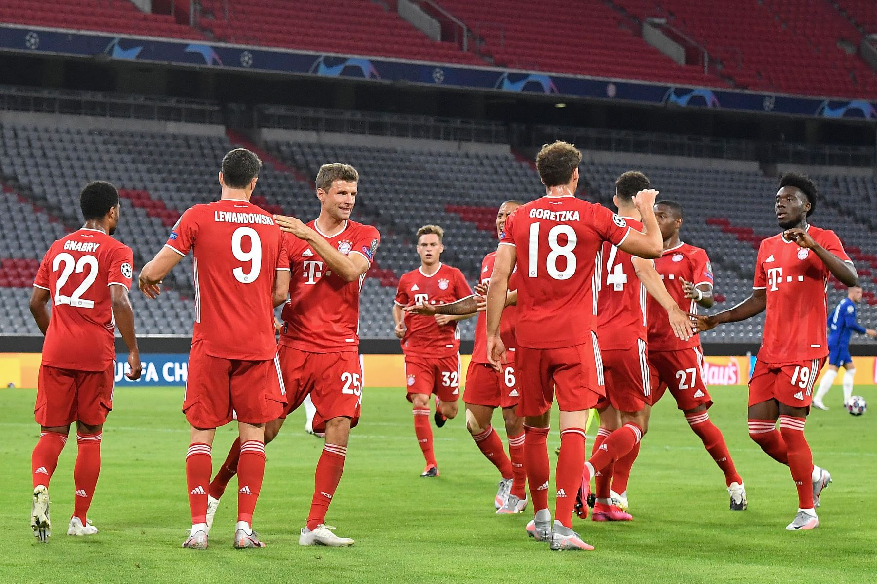 El delantero polaco del Bayern Munich Robert Lewandowski celebra con sus compañeros de equipo después de marcar el primer gol su equipo durante la Liga de Campeones de la UEFA. Foto: AFP