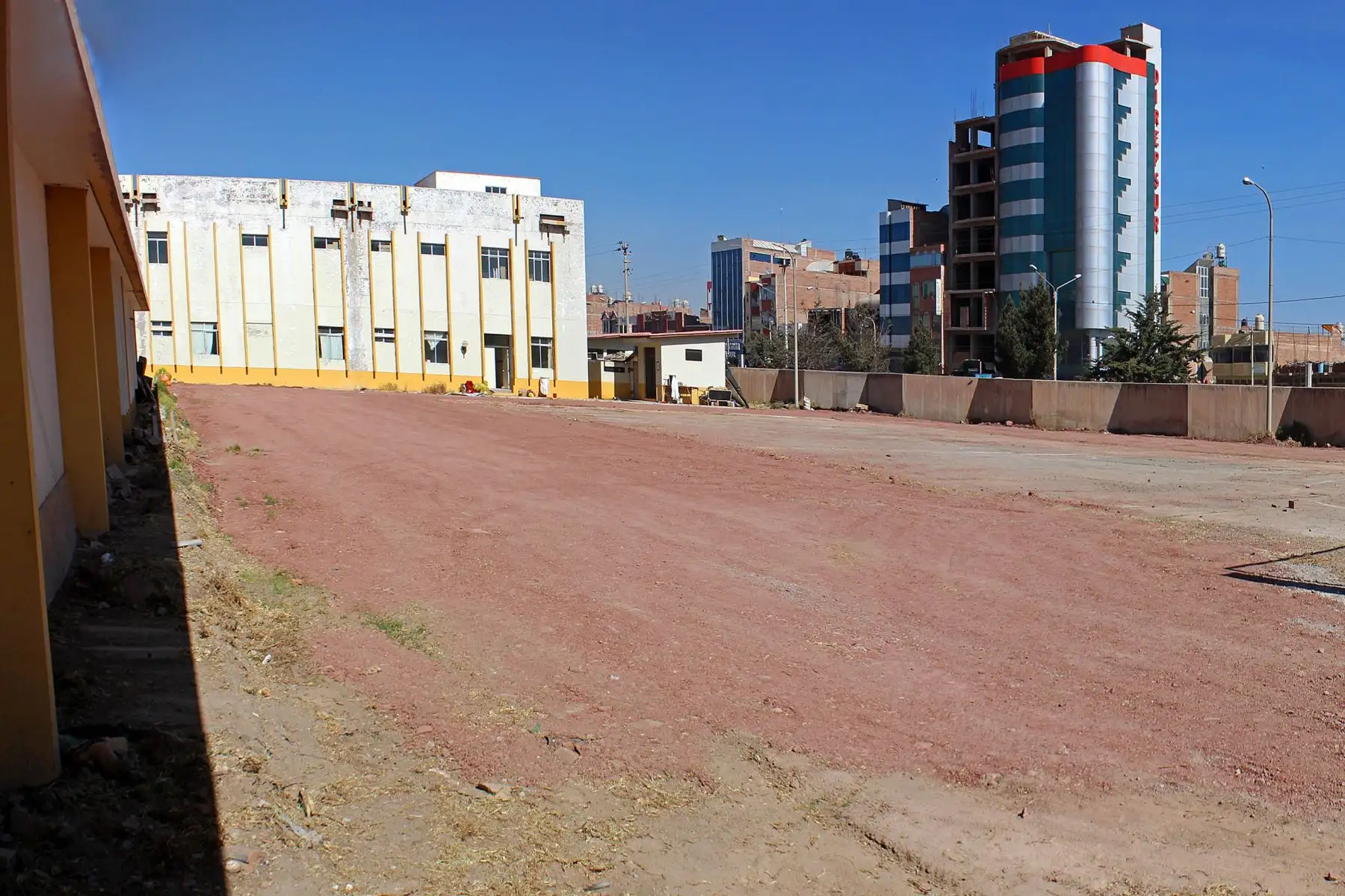 Se inician los trabajos para instalar e implementar el Centro de Atención y Aislamiento Temporal el cual estará ubicado en el interior del hospital Carlos Monge Medrano de Juliaca. Foto: Legado Lima 2019