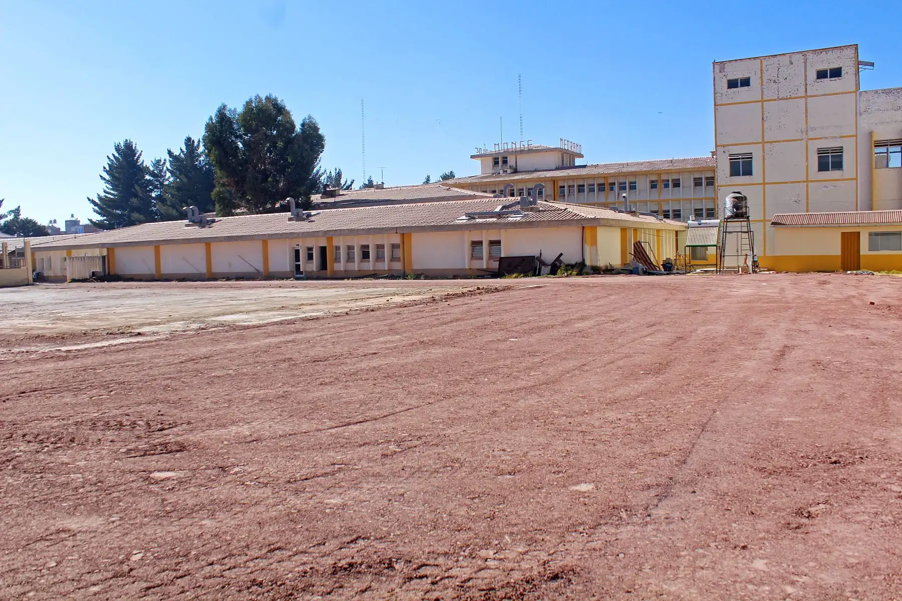 Se inician los trabajos para instalar e implementar el Centro de Atención y Aislamiento Temporal el cual estará ubicado en el interior del hospital Carlos Monge Medrano de Juliaca. Foto: Legado Lima 2019