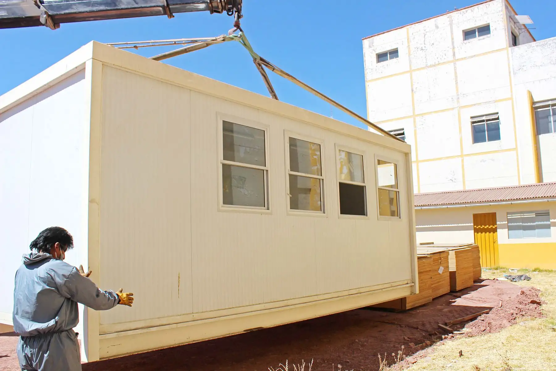 Se inician los trabajos para instalar e implementar el Centro de Atención y Aislamiento Temporal el cual estará ubicado en el interior del hospital Carlos Monge Medrano de Juliaca. Foto: Legado Lima 2019