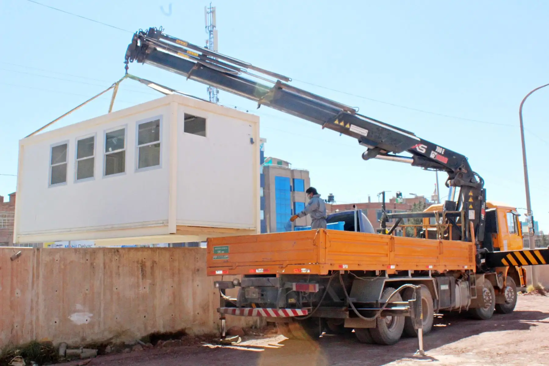 Se inician los trabajos para instalar e implementar el Centro de Atención y Aislamiento Temporal el cual estará ubicado en el interior del hospital Carlos Monge Medrano de Juliaca. Foto: Legado Lima 2019